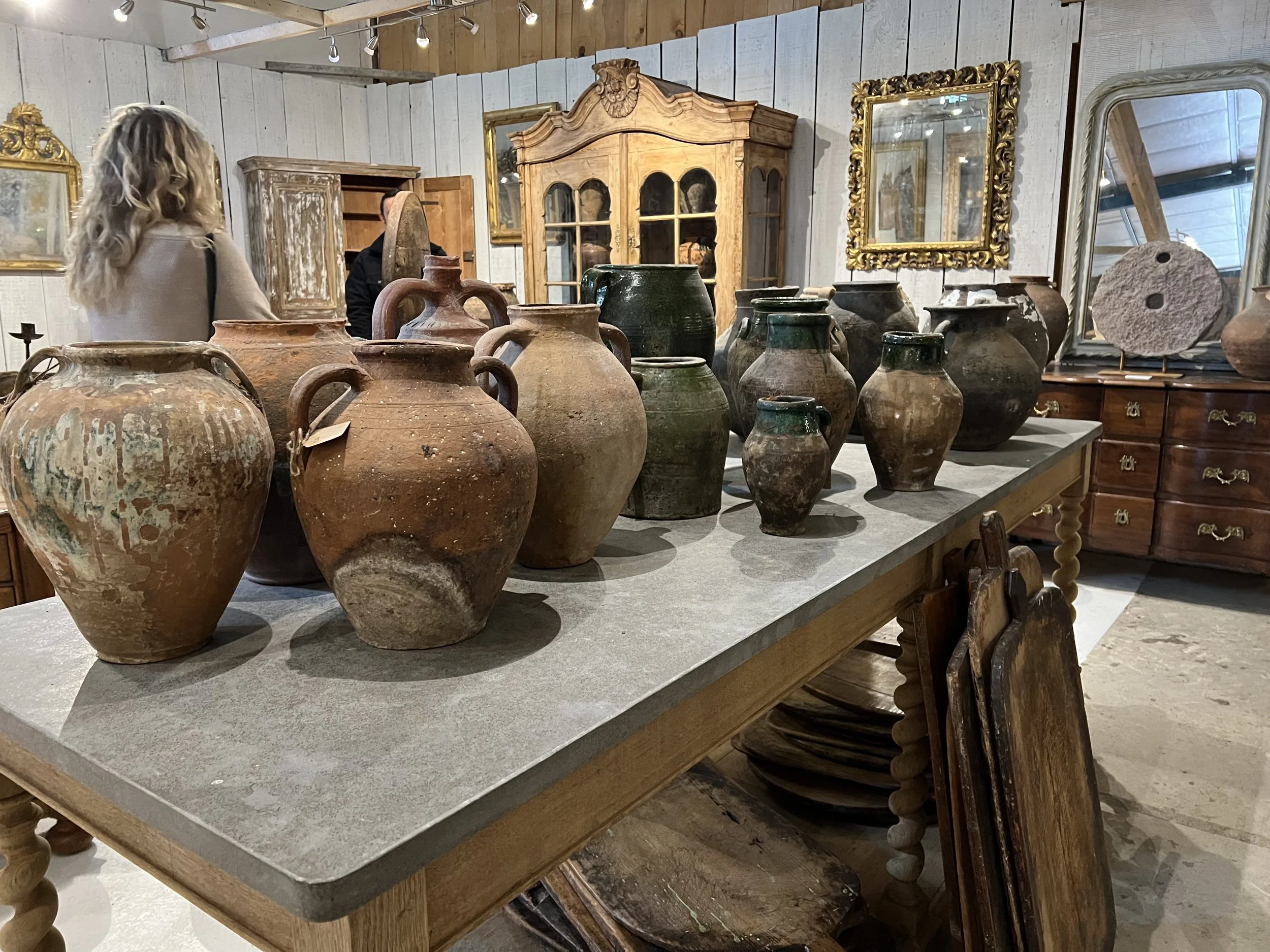 antique gallery in isle sur la sorgue