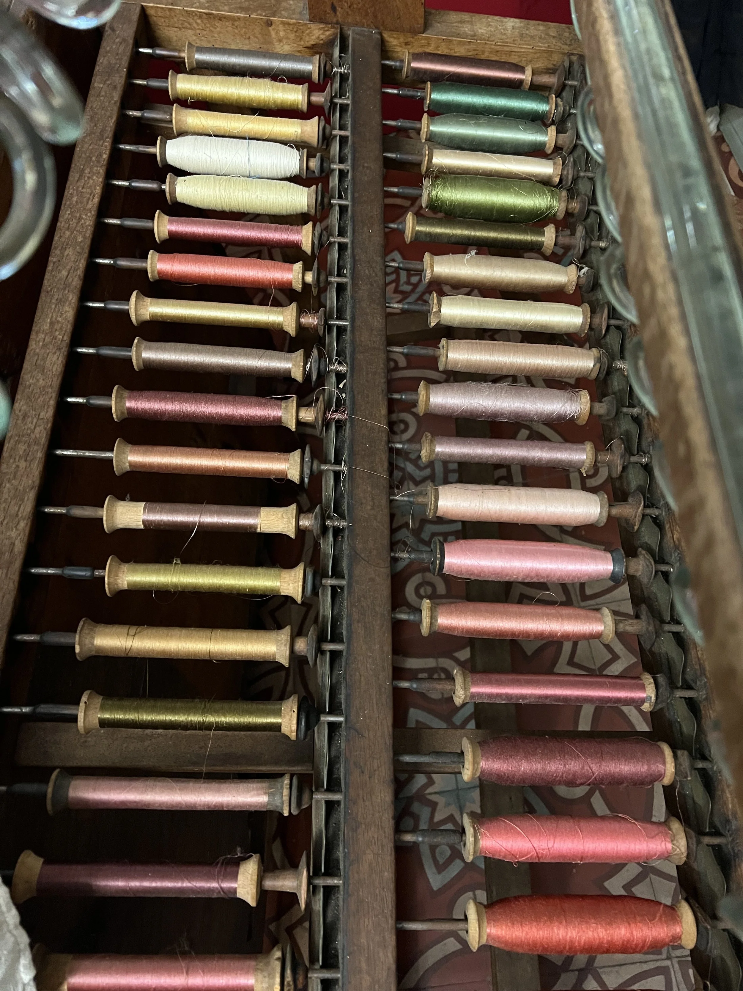 antique gallery in isle sur la sorgue