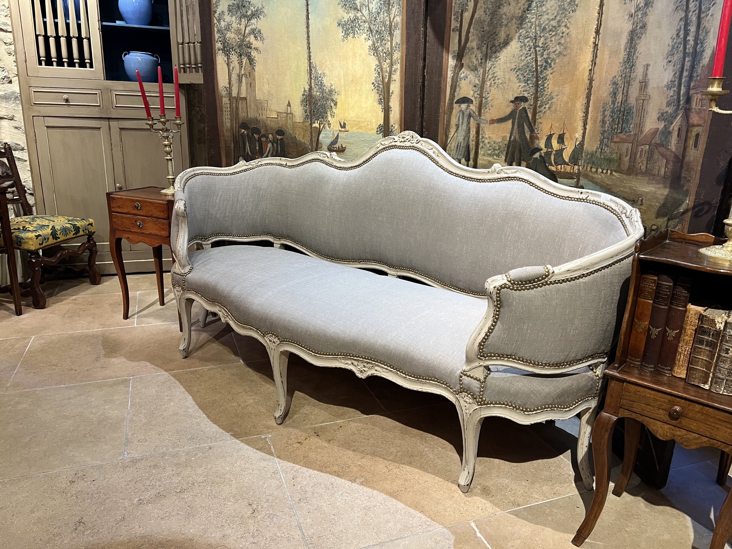 antique gallery in isle sur la sorgue