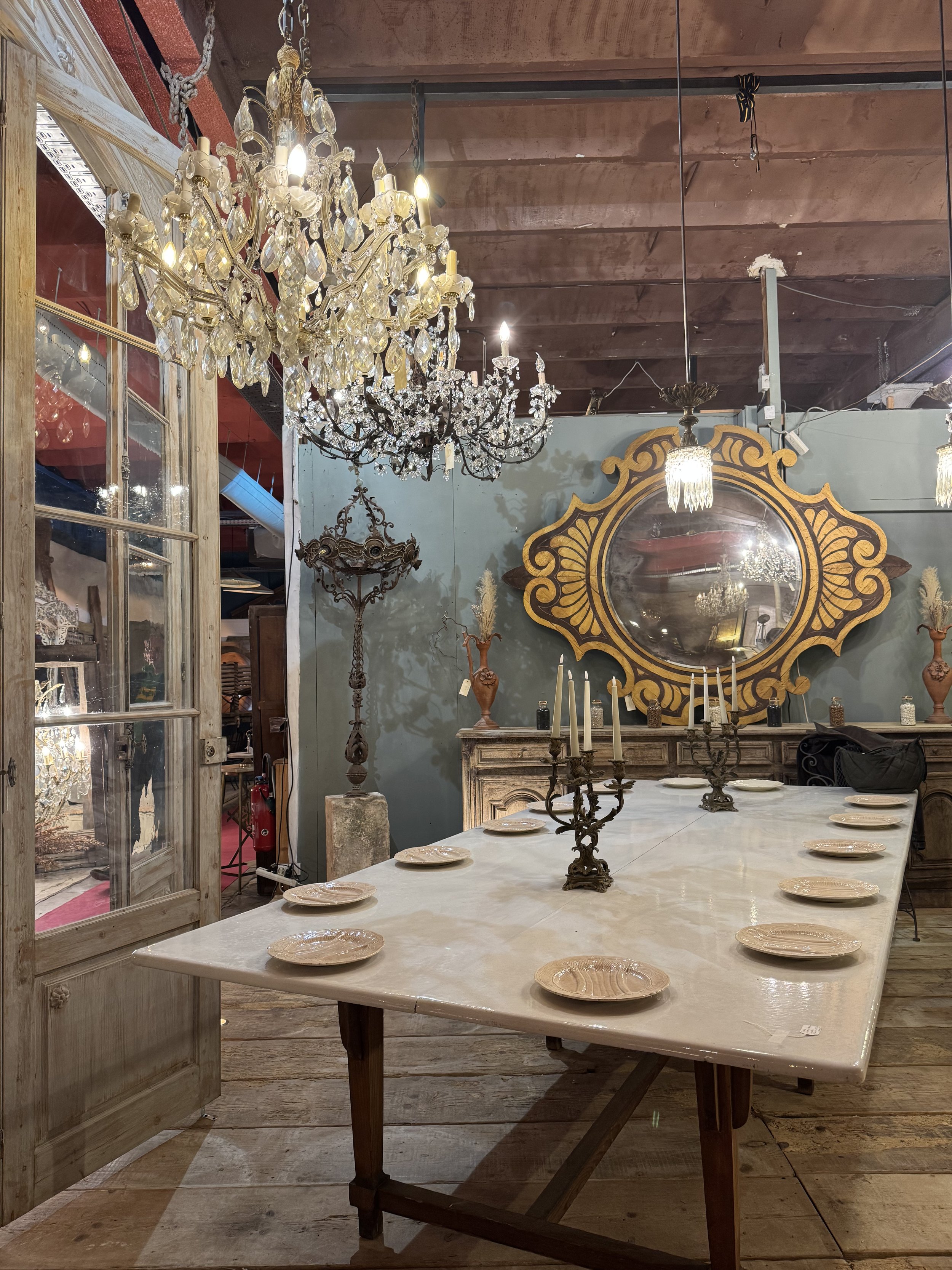 Antique dealers gallery in Isle sur la sorgugeAntique dealers gallery in Isle sur la sorguge