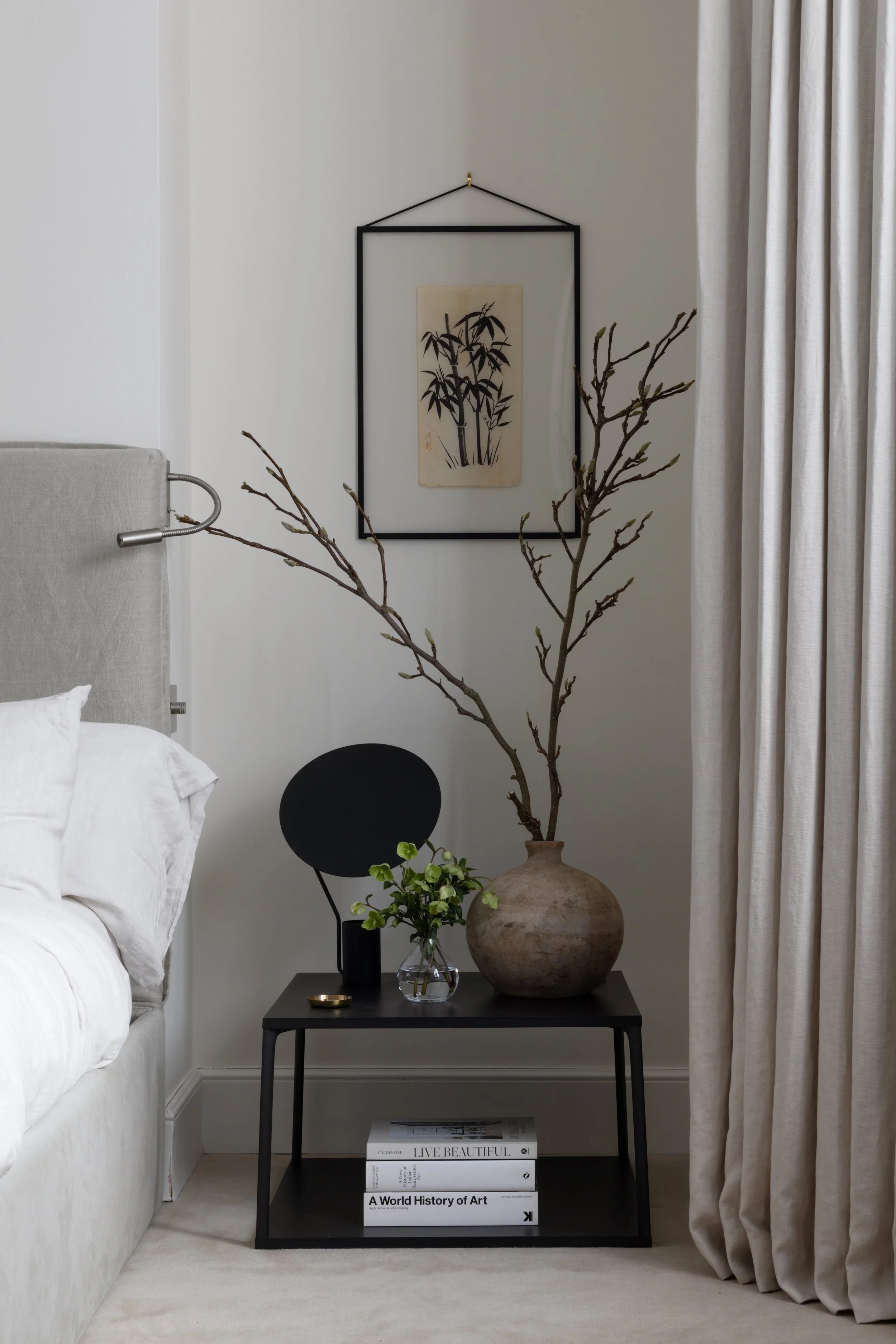 Interior design, interior decoration, architecte d'intérieur, decoratrice, Provence. Calm elegant interior, natural textiles, natural materials, neutral palette, classical, clean lines. Styling, staging