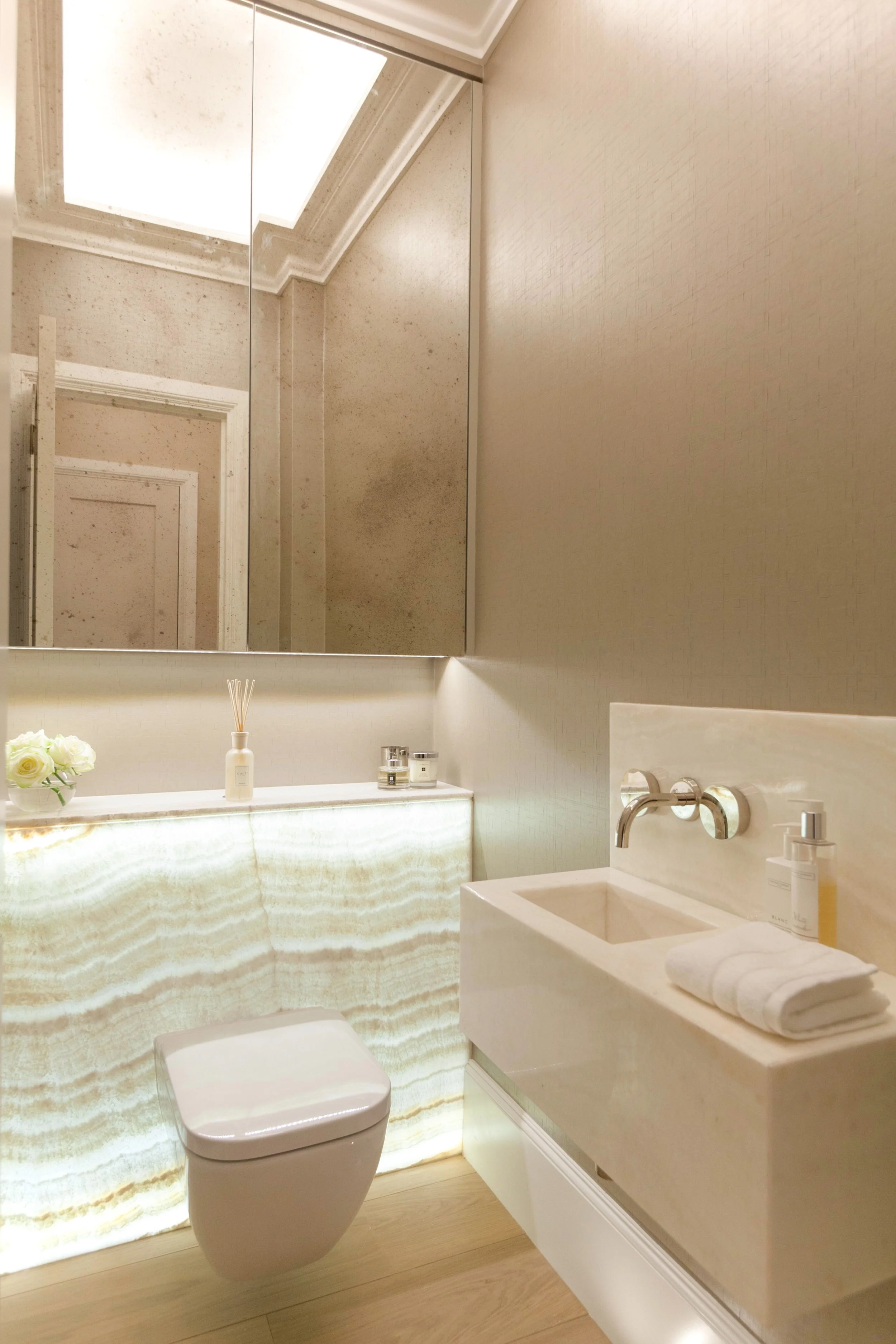 High end, luxury bathroom design, decoration, furniture sourcing, Interior design, interior decoration, architecte d'intérieur, decoratrice, London, timeless, elegant interior, classic contemporary, natural, neutral, cloakroom, bespoke