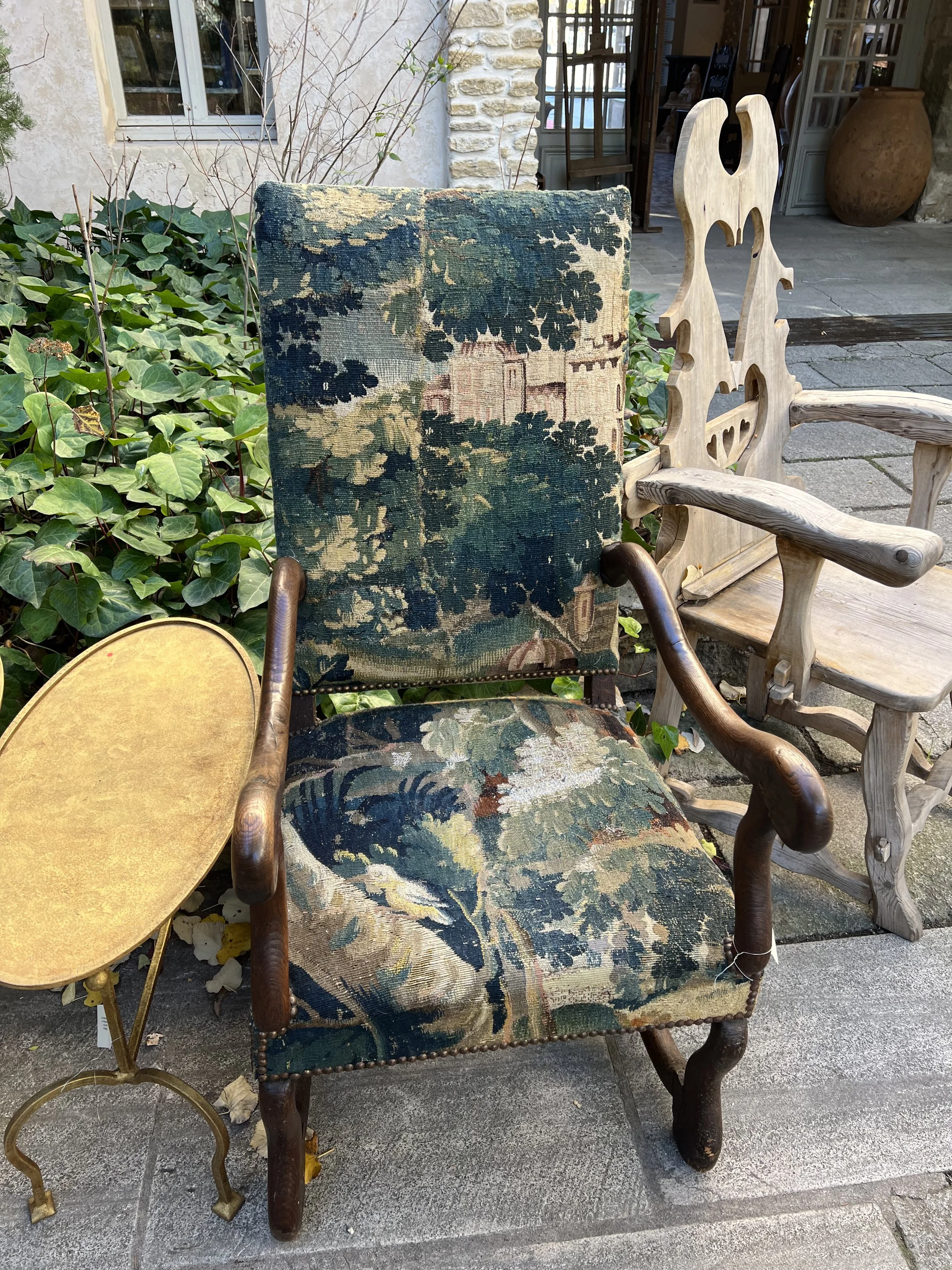 antique gallery in isle sur la sorgue