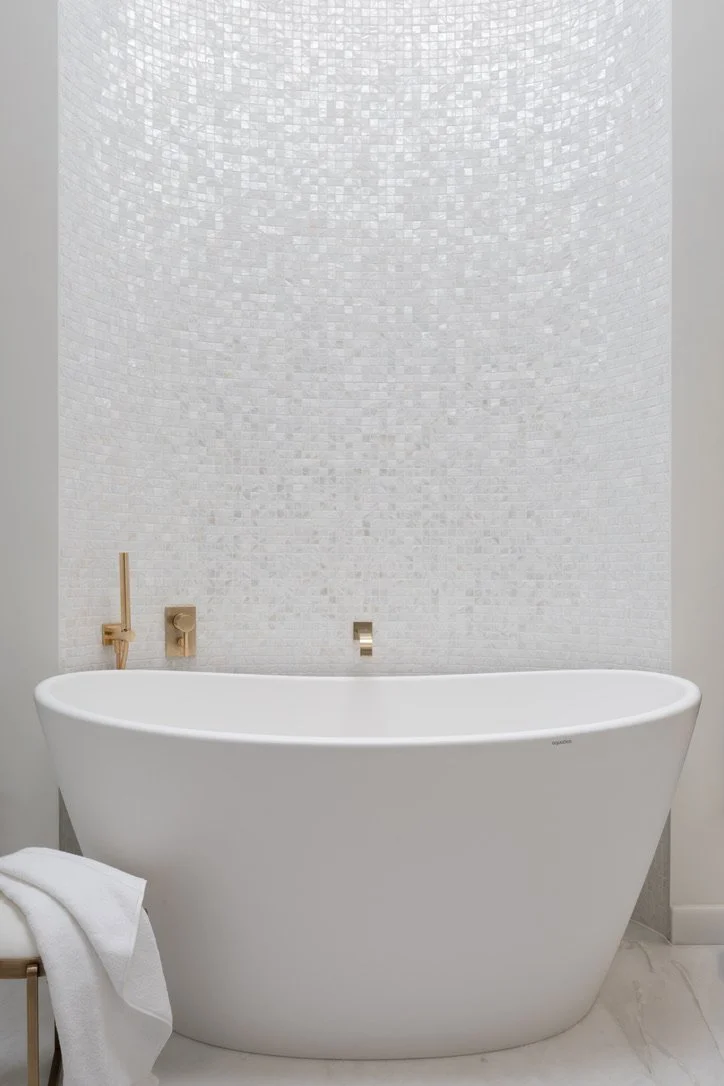 Bespoke, bathroom design, tailor made, high end, luxury design, decoration, furniture sourcing, Interior design, interior decoration, architecte d'intérieur, decoratrice, Provence, London, lighting design, calm, details, vanity design, spa bathroom