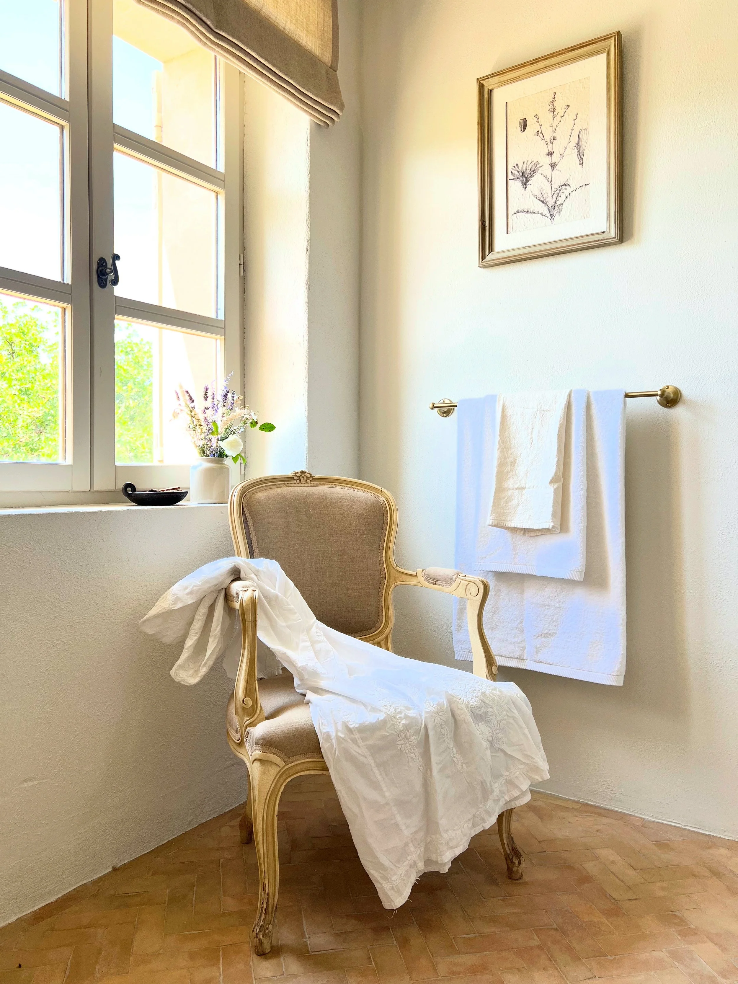 antique chair with provencal brass, soft white towels, sanctuary, wellness, natural tile, bejmat, light, wellness
