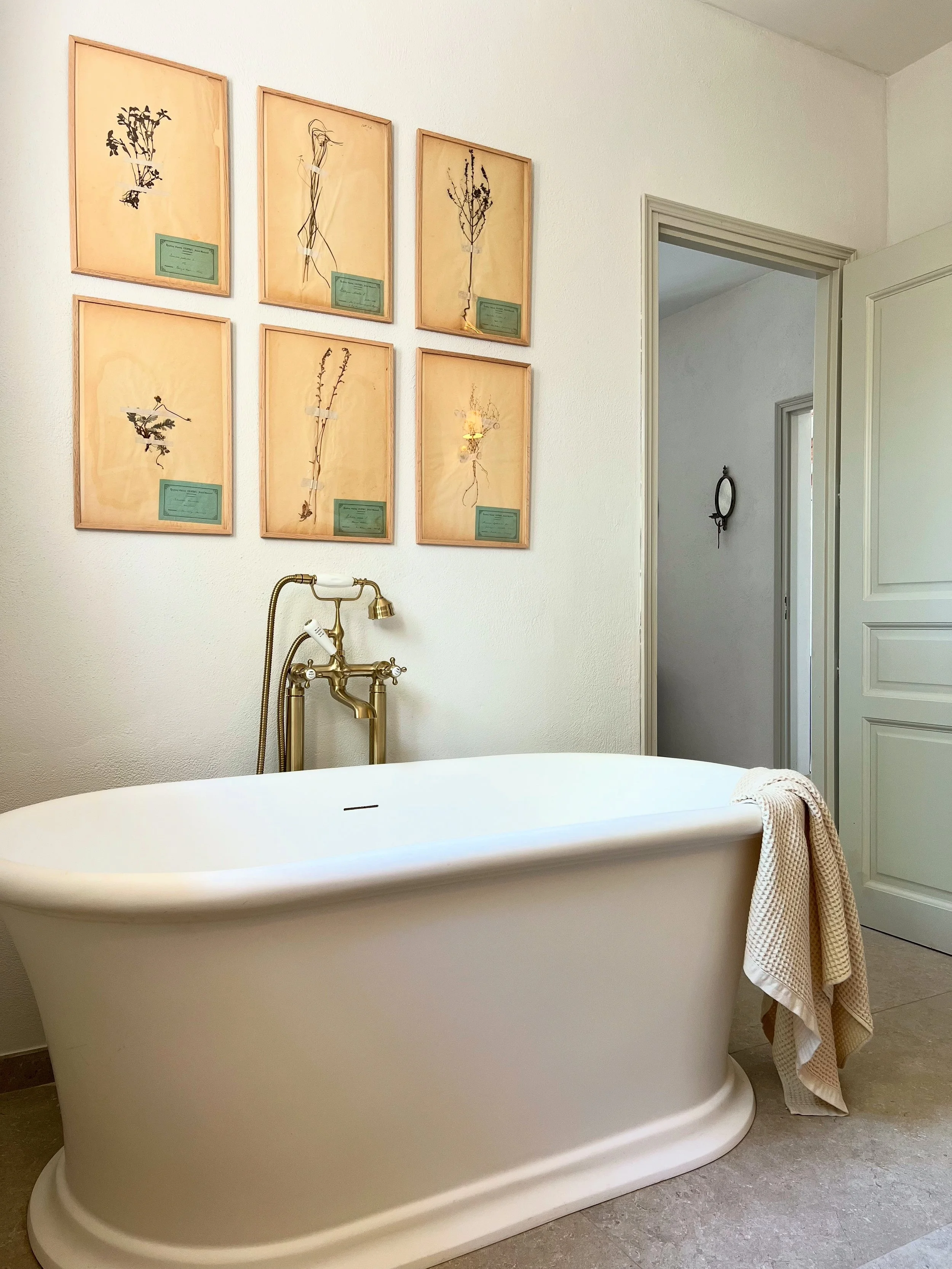 dried flowers, herbier, art, luxury bathroom, bath tun, free standing bath, brass, soft. towels, linen, traditional, provence, wellness