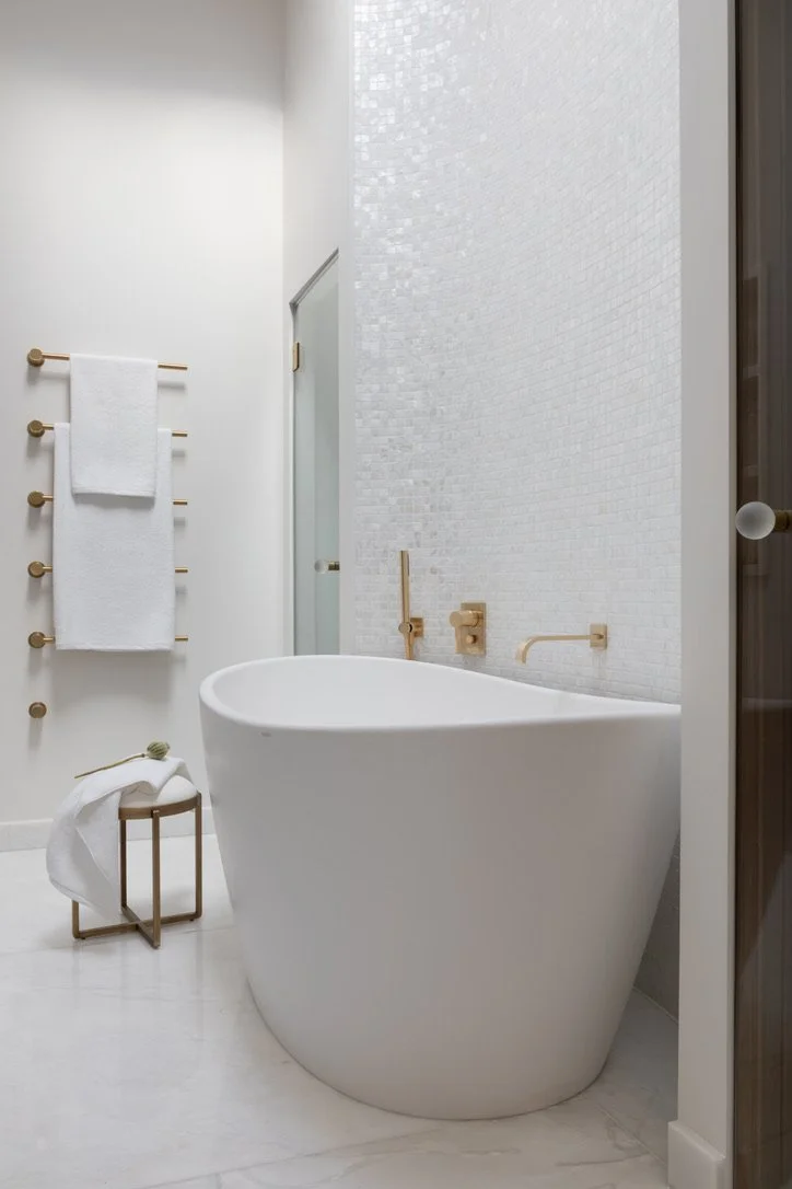 Bespoke, bathroom design, tailor made, high end, luxury design, decoration, furniture sourcing, Interior design, interior decoration, architecte d'intérieur, decoratrice, Provence, London, lighting design, calm, details, vanity design, spa bathroom