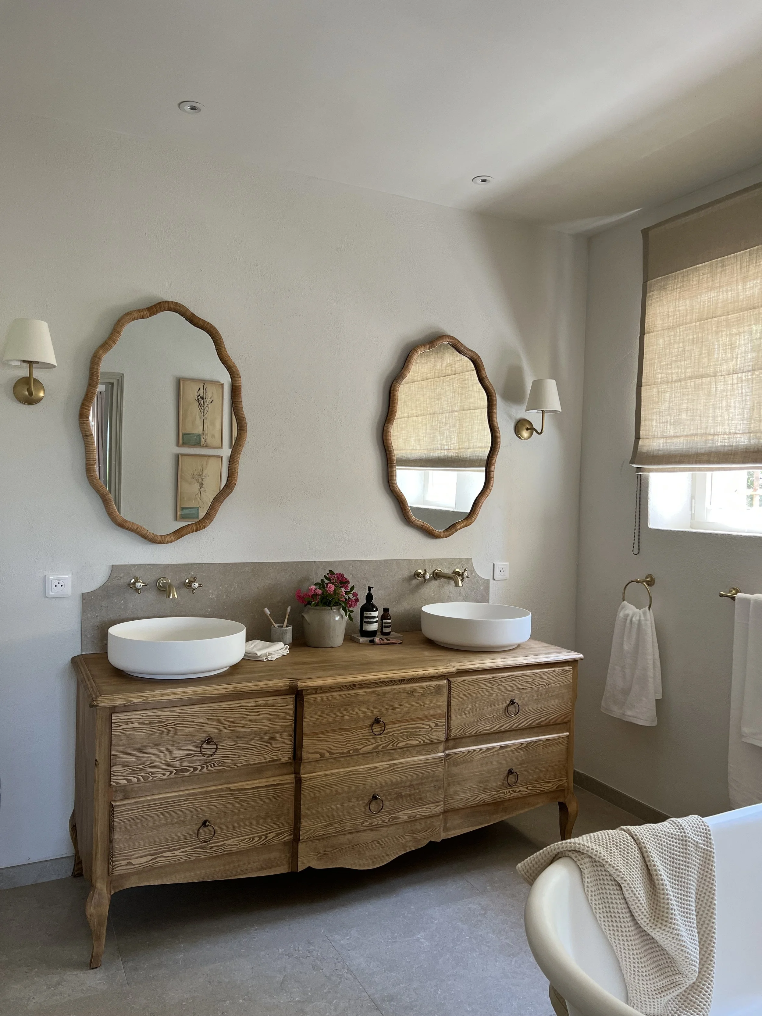 Interior design, interior decoration, architecte d'intérieur, decoratrice, Provence. Bathroom design, natural materials, neutral palette, classical, traditional, stone, bath, vanity unit, mirror, rattan, curtains, blinds, linen, clean lines.