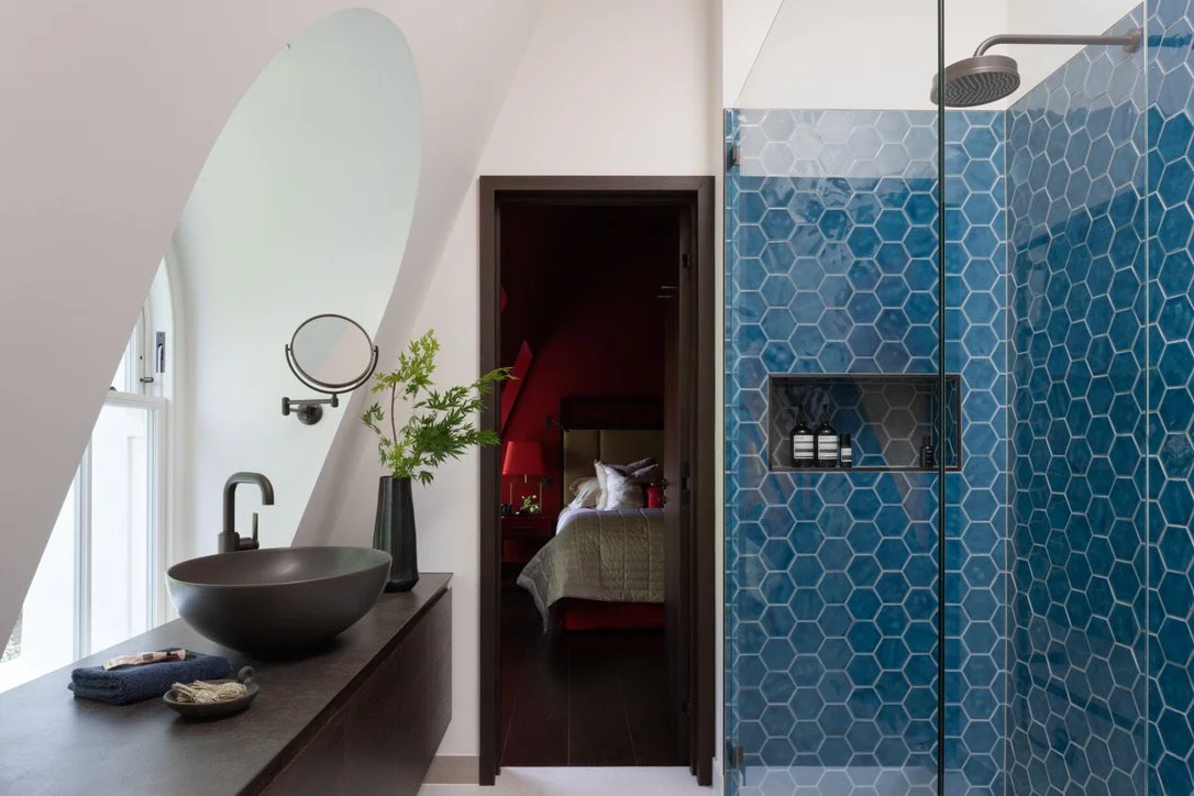 Bespoke, bathroom design, tailor made, high end, luxury design, decoration, furniture sourcing, Interior design, interior decoration, architecte d'intérieur, decoratrice, Provence, London, lighting, calm, details, vanity design, bathroom
