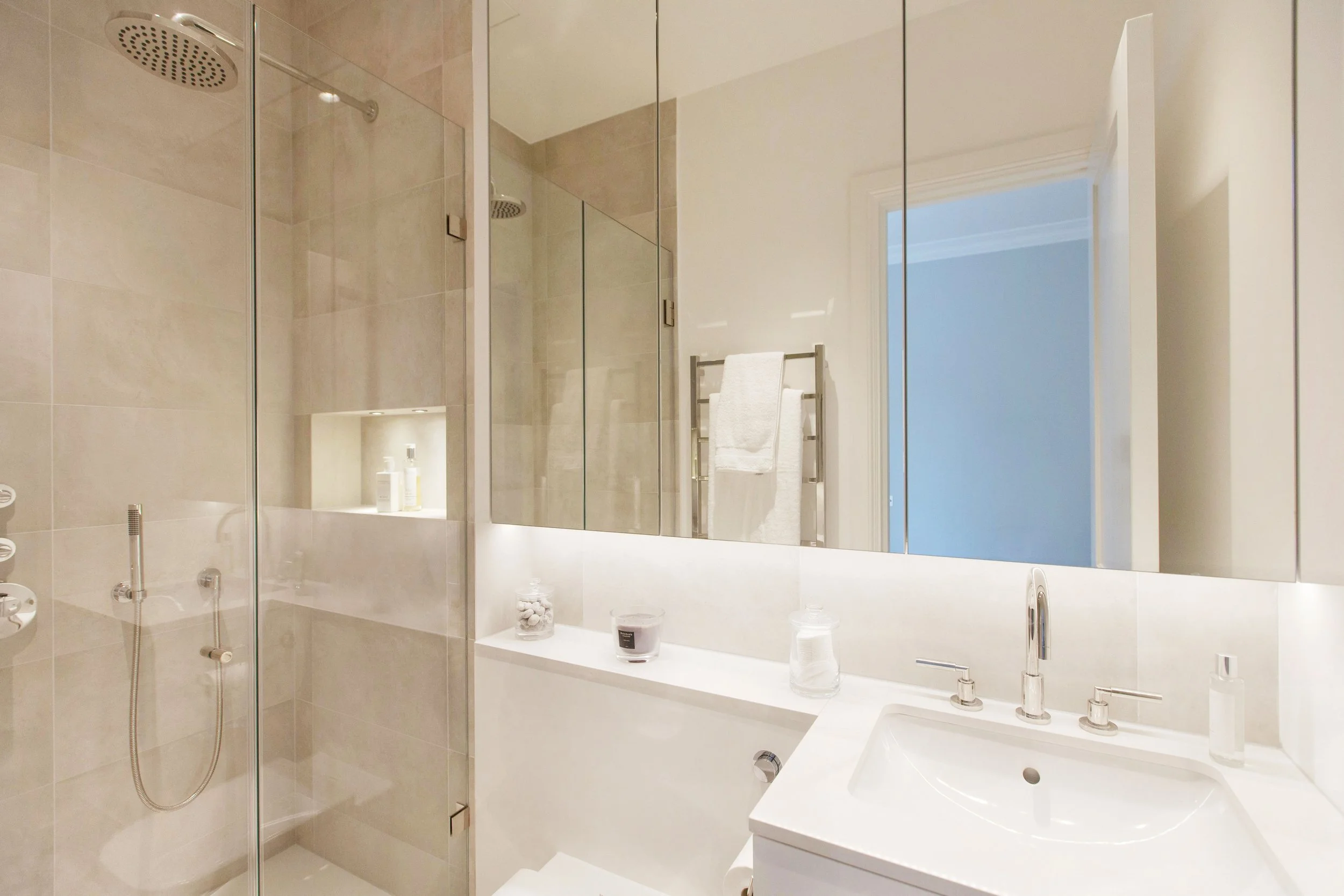 High end, luxury bathroom design, decoration, furniture sourcing, Interior design, interior decoration, architecte d'intérieur, decoratrice, London, timeless, elegant interior, classic contemporary, natural, neutral, handmade, bespoke