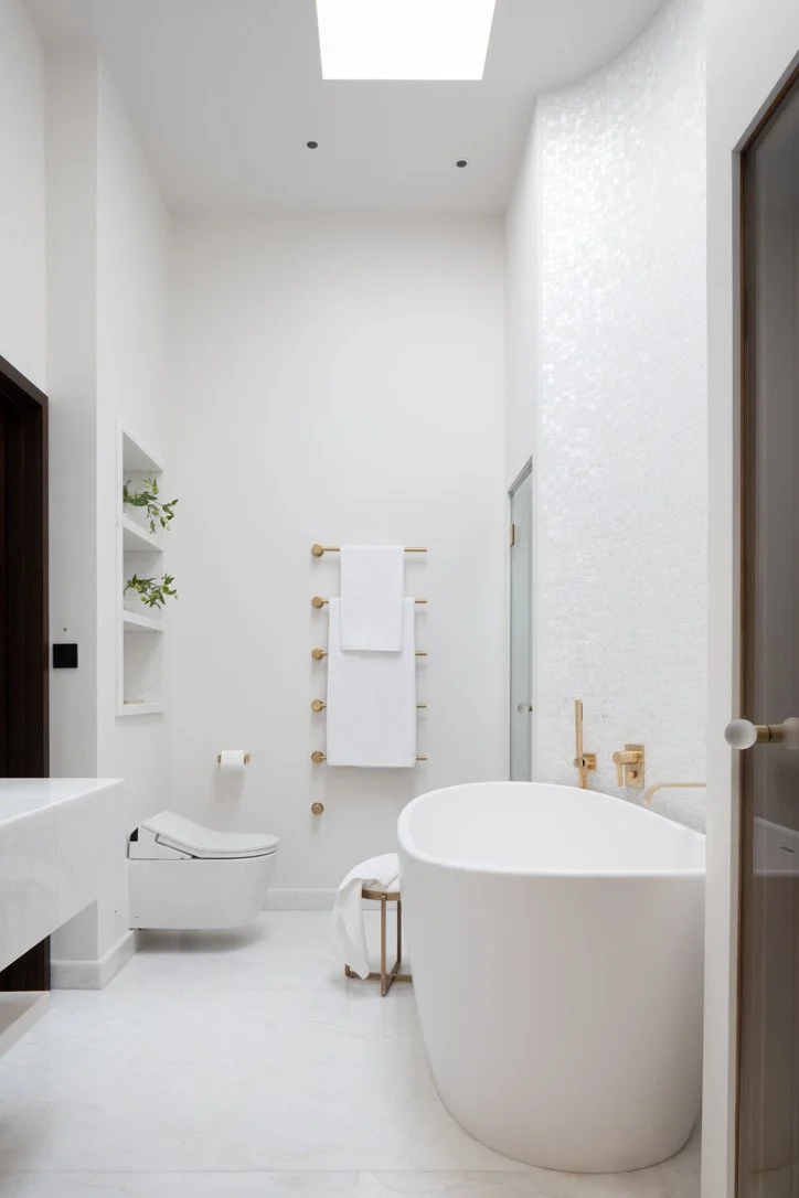 Bespoke, bathroom design, tailor made, high end, luxury design, decoration, furniture sourcing, Interior design, interior decoration, architecte d'intérieur, decoratrice, Provence, London, lighting design, calm, details, vanity design, spa bathroom