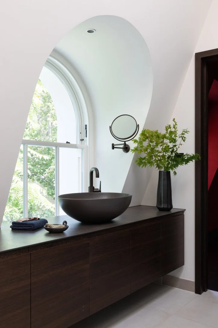 Bespoke, bathroom design, tailor made, high end, luxury design, decoration, furniture sourcing, Interior design, interior decoration, architecte d'intérieur, decoratrice, Provence, London, lighting, calm, details, vanity design, bathroom