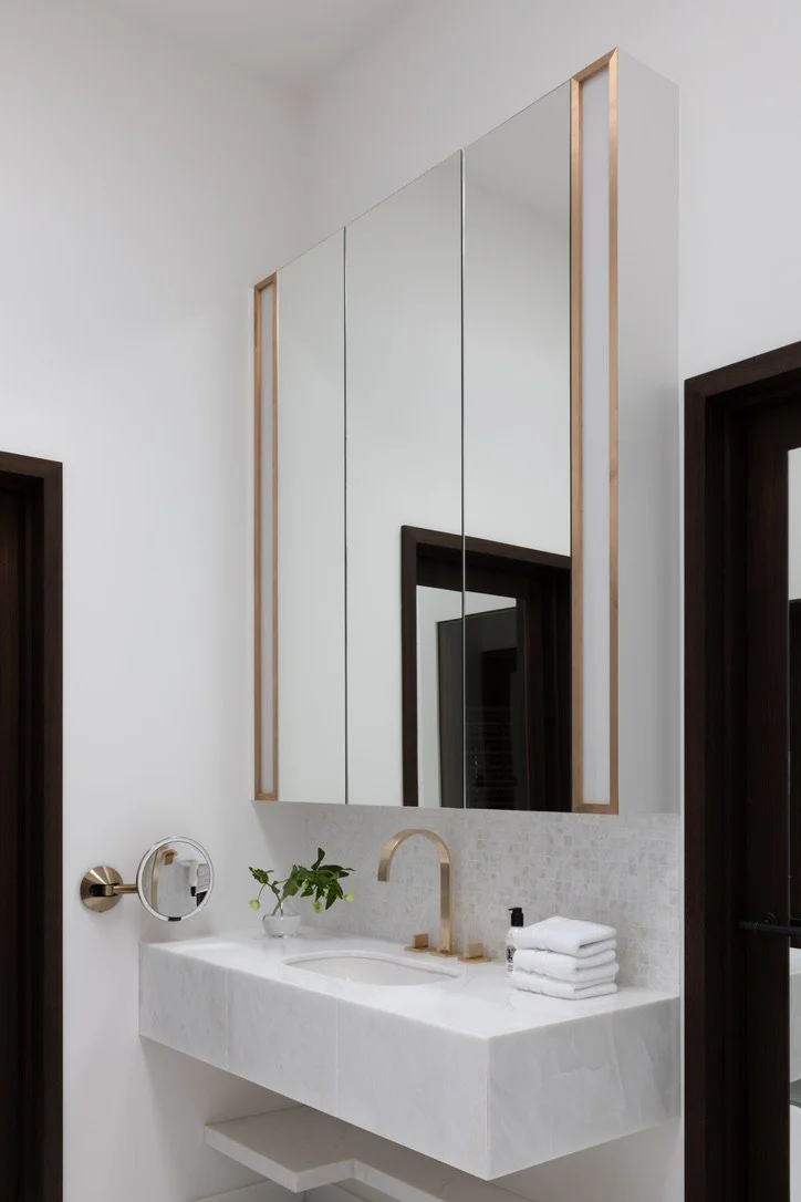 Bespoke, bathroom design, tailor made, high end, luxury design, decoration, furniture sourcing, Interior design, interior decoration, architecte d'intérieur, decoratrice, Provence, London, lighting design, calm, details, vanity design, spa bathroom
