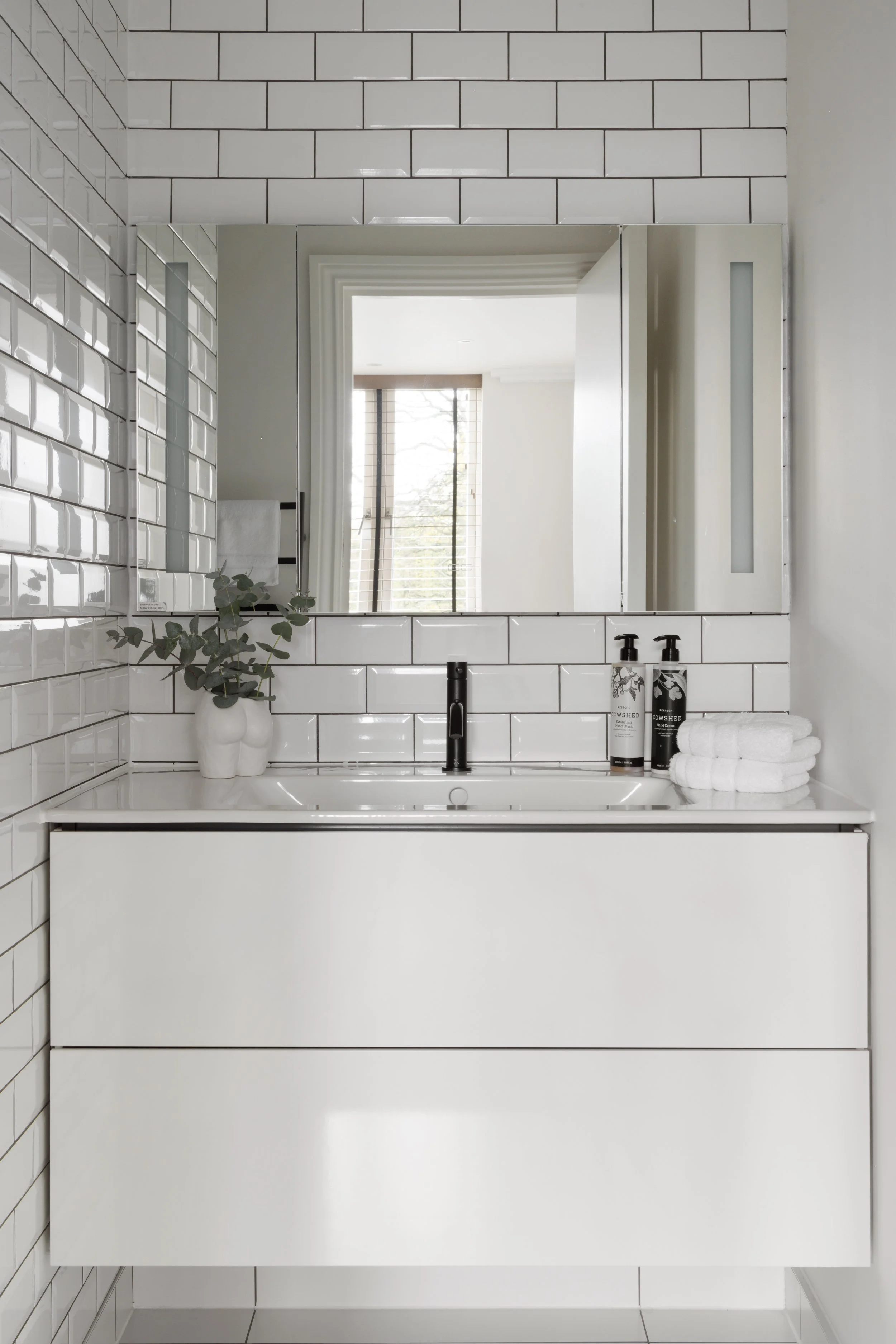 Bathroom design, spa design, zen, styling, high end, luxury design, decoration, furniture sourcing, Interior design, interior decoration, architecte d'intérieur, decoratrice, Provence, London, metro tile