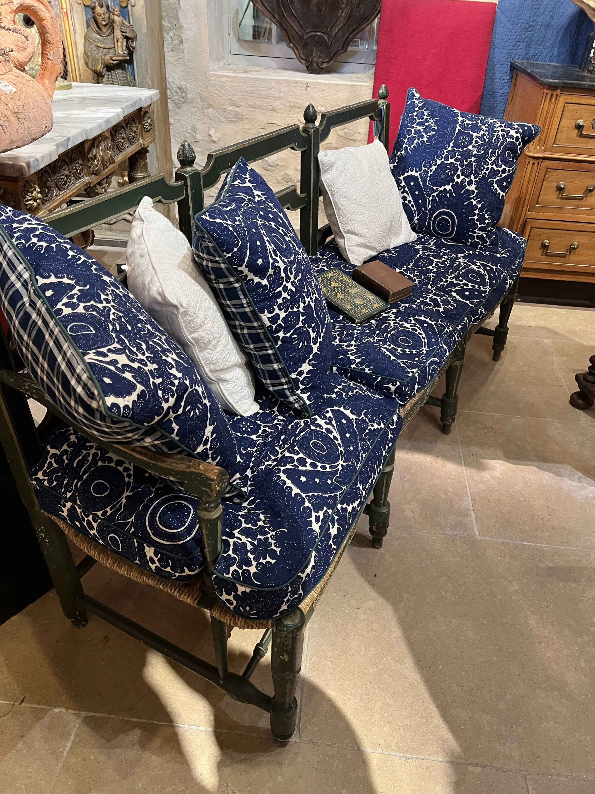 antique gallery in isle sur la sorgue