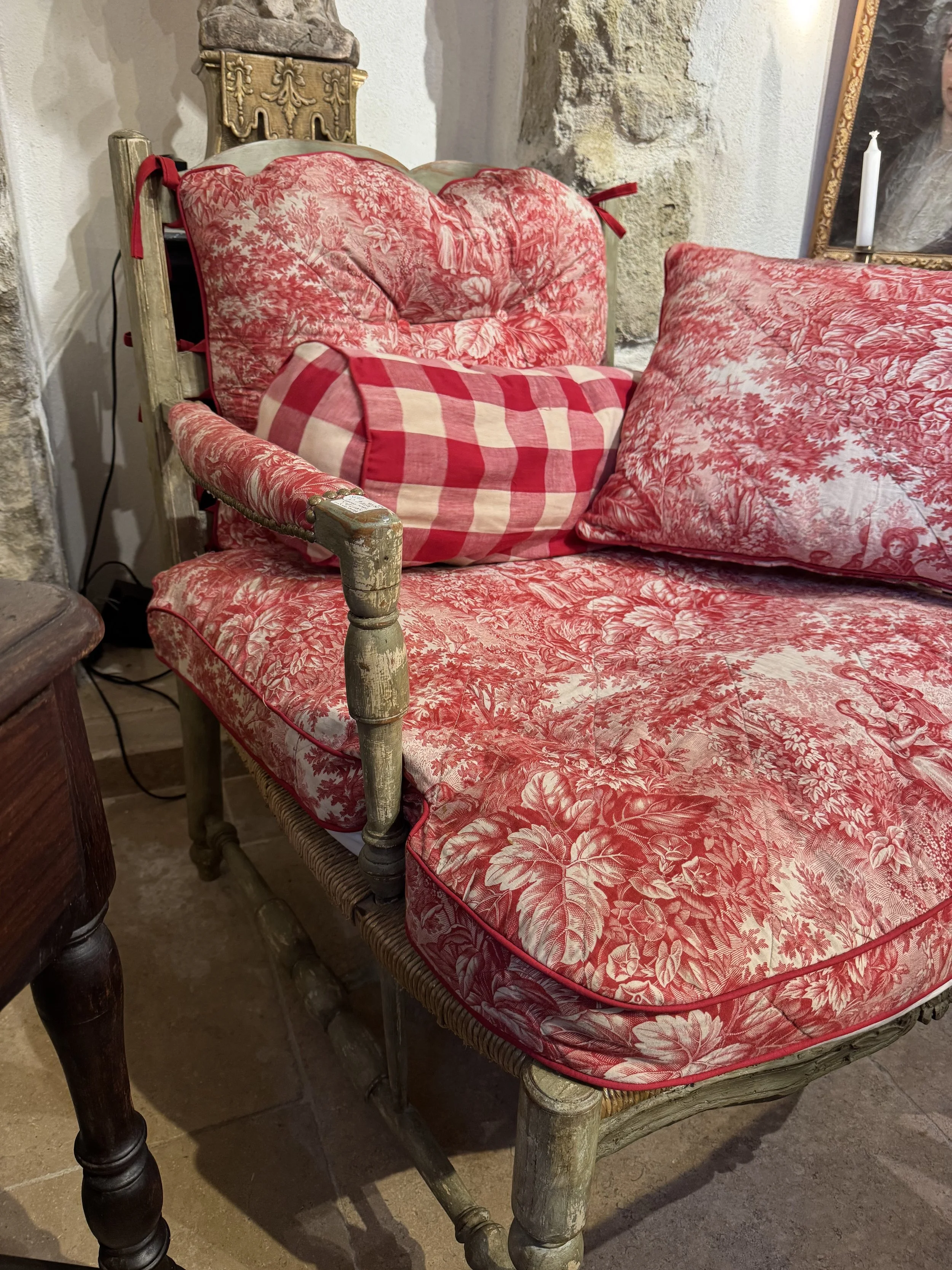 antique gallery in isle sur la sorgue