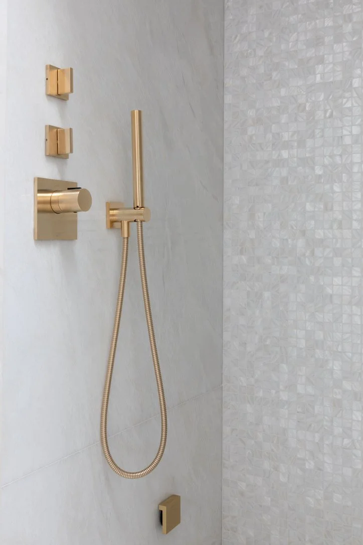 Bespoke, bathroom design, tailor made, high end, luxury design, decoration, furniture sourcing, Interior design, interior decoration, architecte d'intérieur, decoratrice, Provence, London, lighting design, calm, details, vanity design