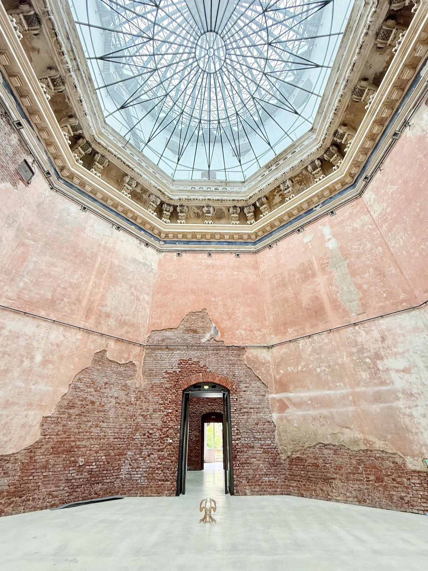 Jule Tabea Martin, Protect to deflect 2025, modular wood sculpture, oktogon Dresden