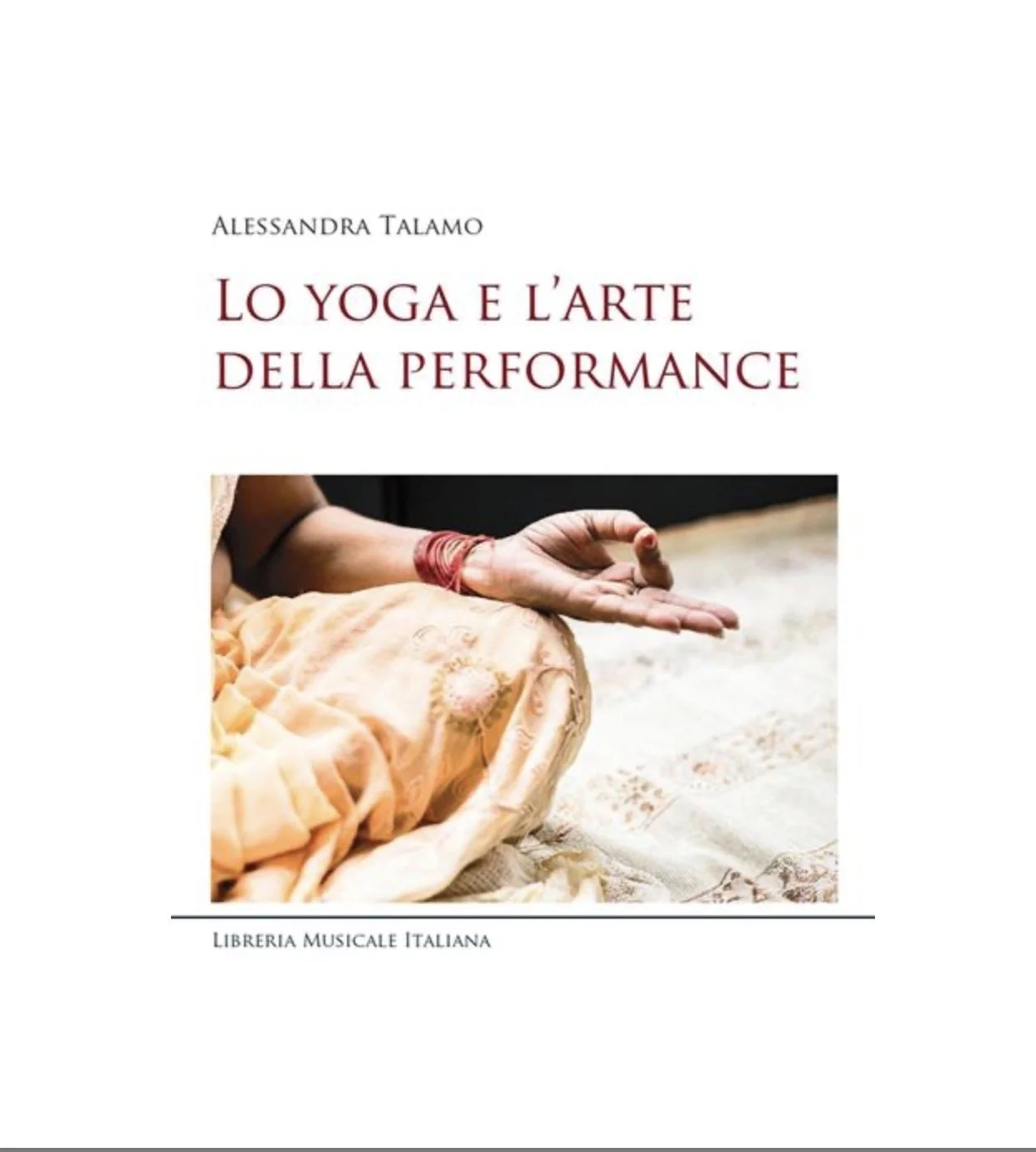 Copertina del libro con titolo 'Lo yoga e l'arte della performance', scritto da Alessandra Talamo. L'immagine mostra una persona seduta in posizione di meditazione con mano in mudra, vestita con abiti tradizionali, su un tappeto.