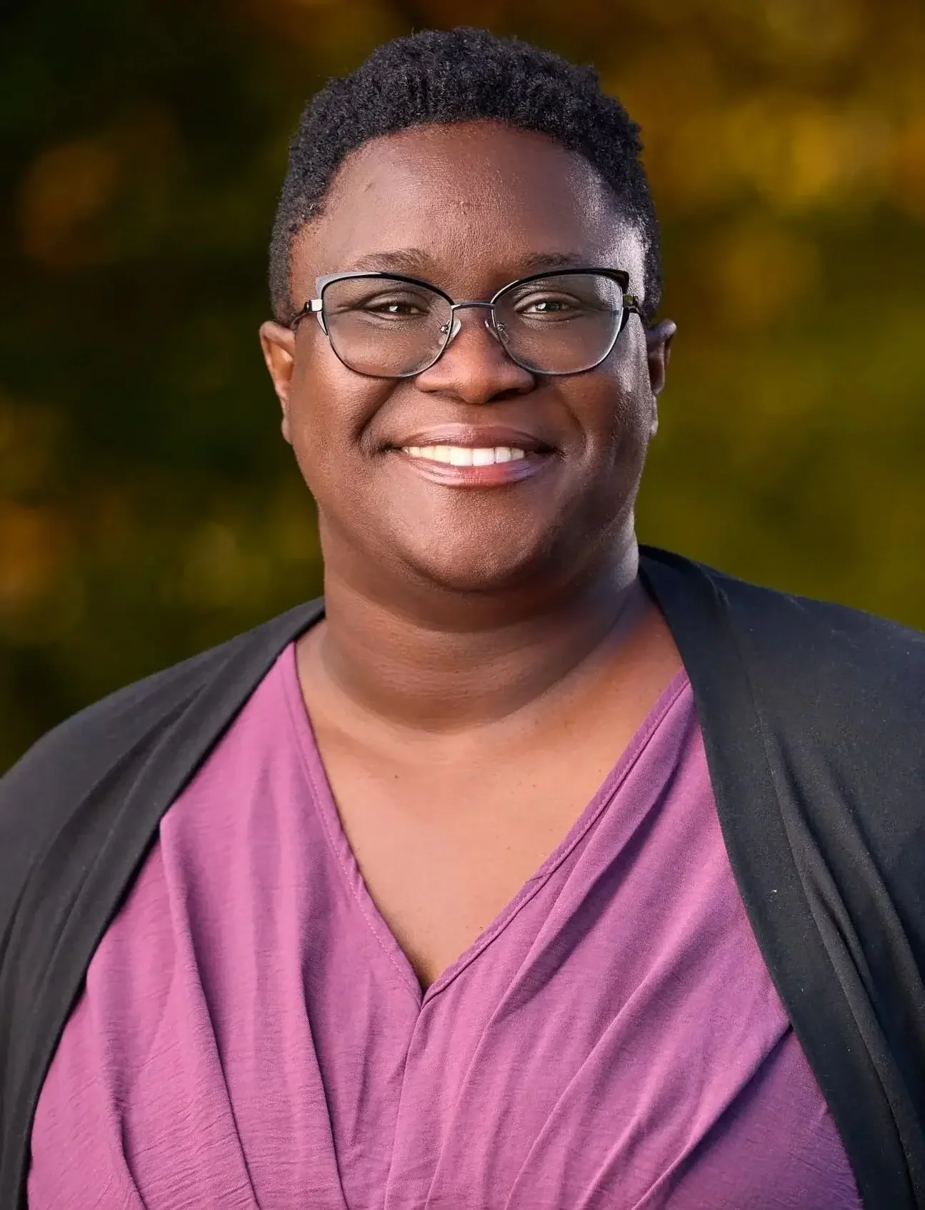Dr. Floyd works with adults navigating racial and gendered hostility, anxiety, depression, trauma, and life transitions. Specializes in supporting first-generation and high-achieving people of color.