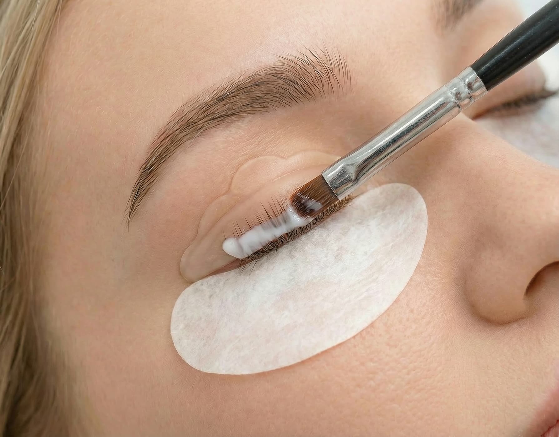 Koreanisches Wimpernlifting und Augenbrauenlifting bei LUMI Permanent Make-up Studio in München