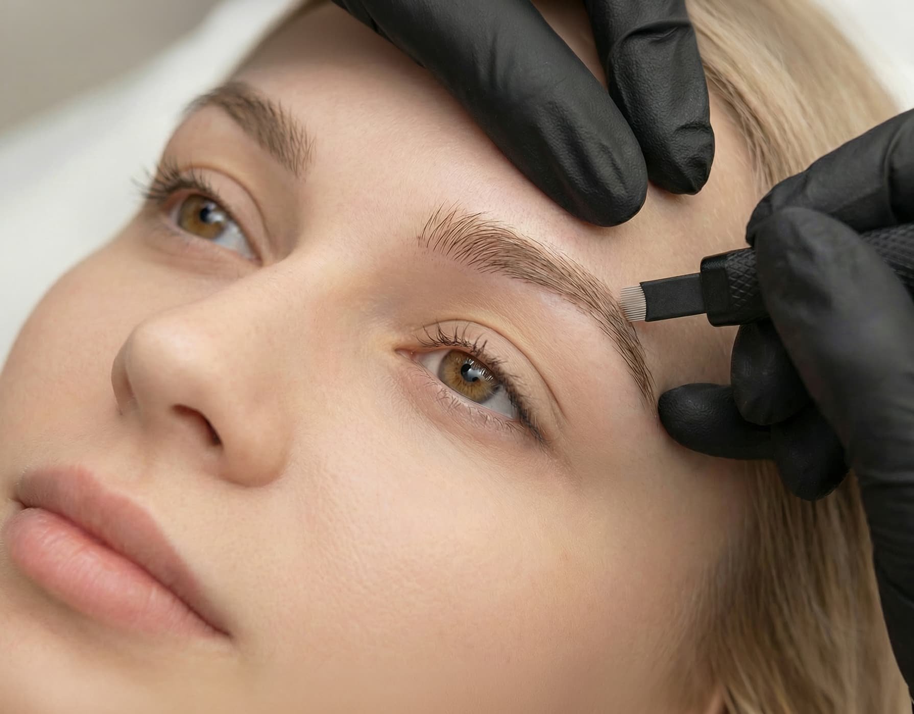 Microblading Augenbrauen Behandlung bei LUMI Permanent Make-up Studio München