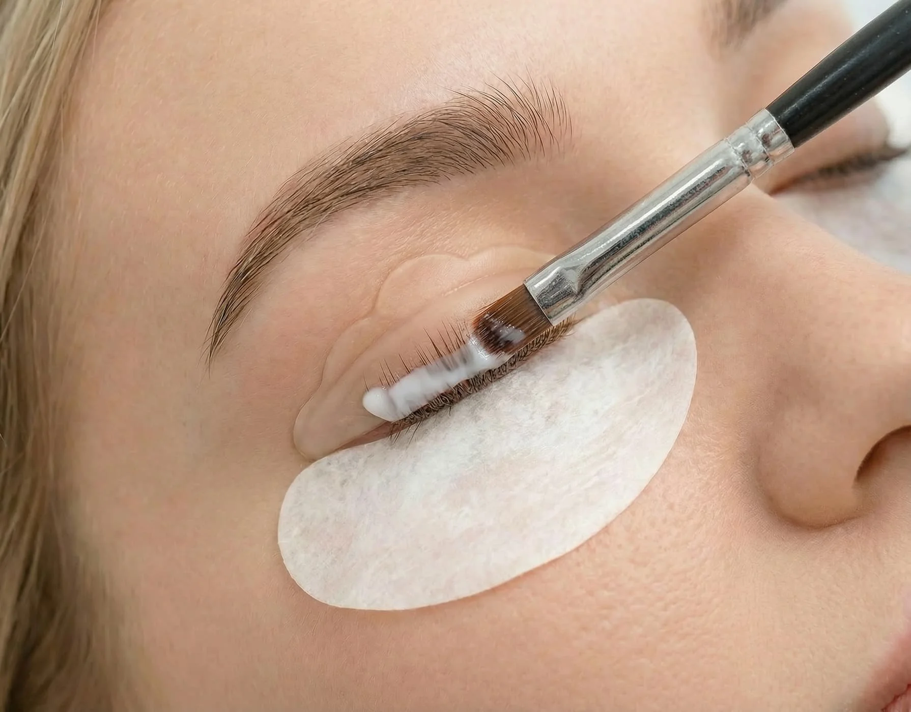 Wimpern- und Augenbrauenlifting Behandlung für geschwungene Wimpern und definierte Brauen