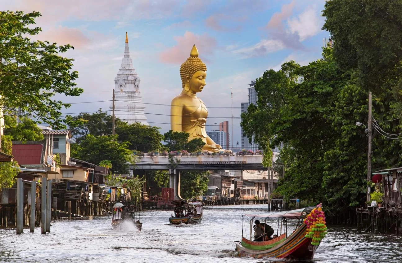 BangkoksCanalsChaophrayaRiverbyLongtailBoattoWatArun.jpg