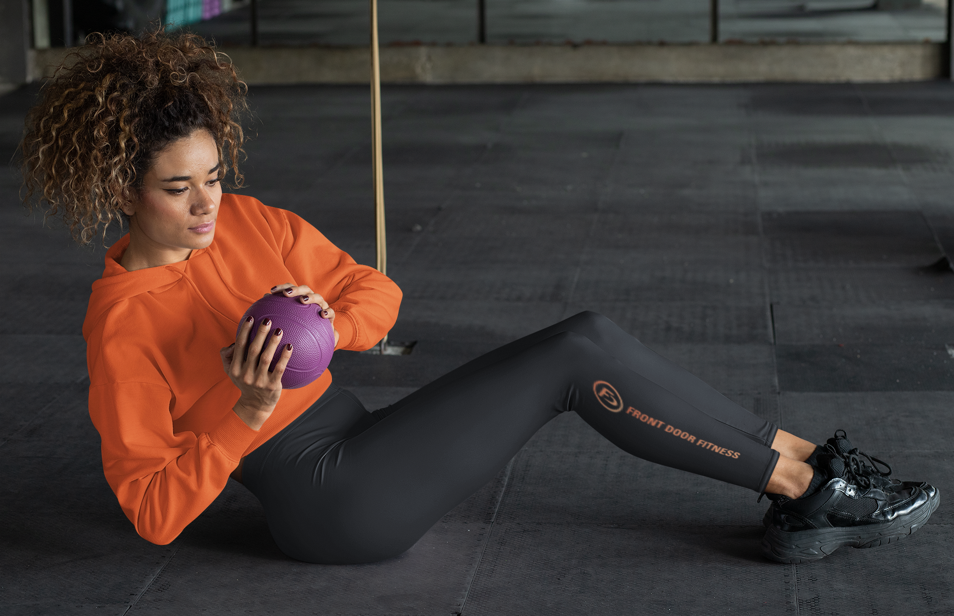 sports-leggings-mockup-of-a-woman-doing-abs-workout-31369.png