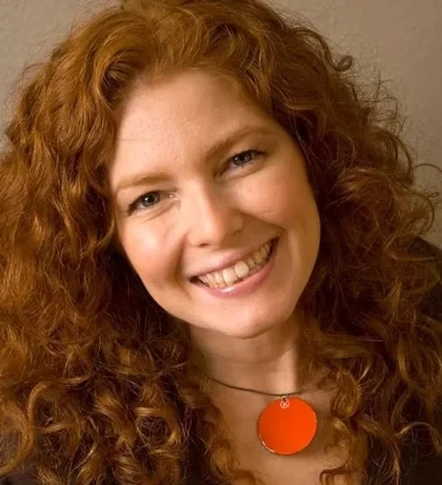 Liza Pascal, licensed acupuncturist in Tel Aviv, smiling with curly red hair.
