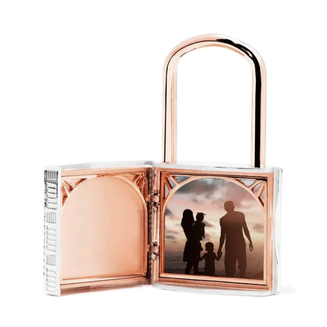 pont-des-arts-pendant-padlock-rose-_-white-gold-03-4x5_90cb7a57-2ceb-4d9a-bb5b-779f63bd2c5d-755495.webp