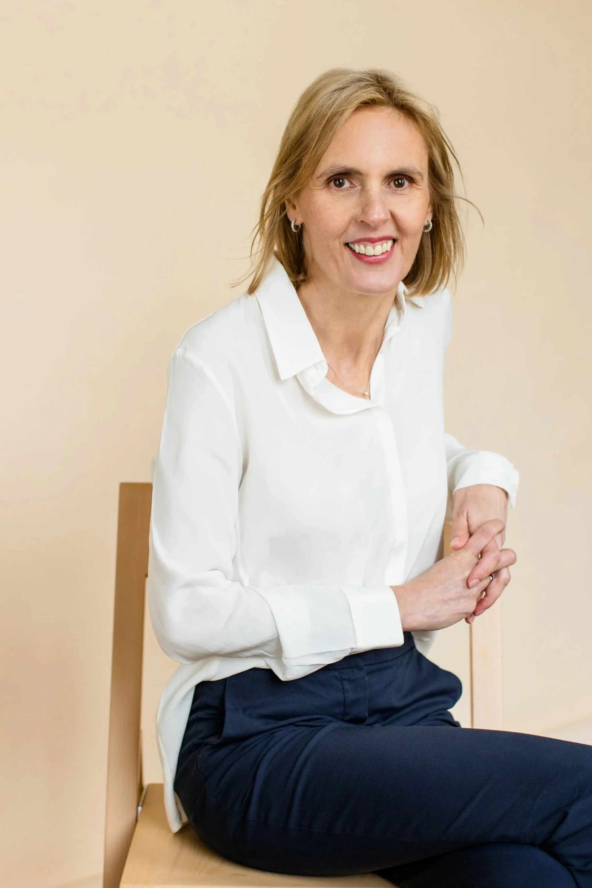 Coachin für persönliche und berufliche Entwicklung, ruhig und zugewandt.