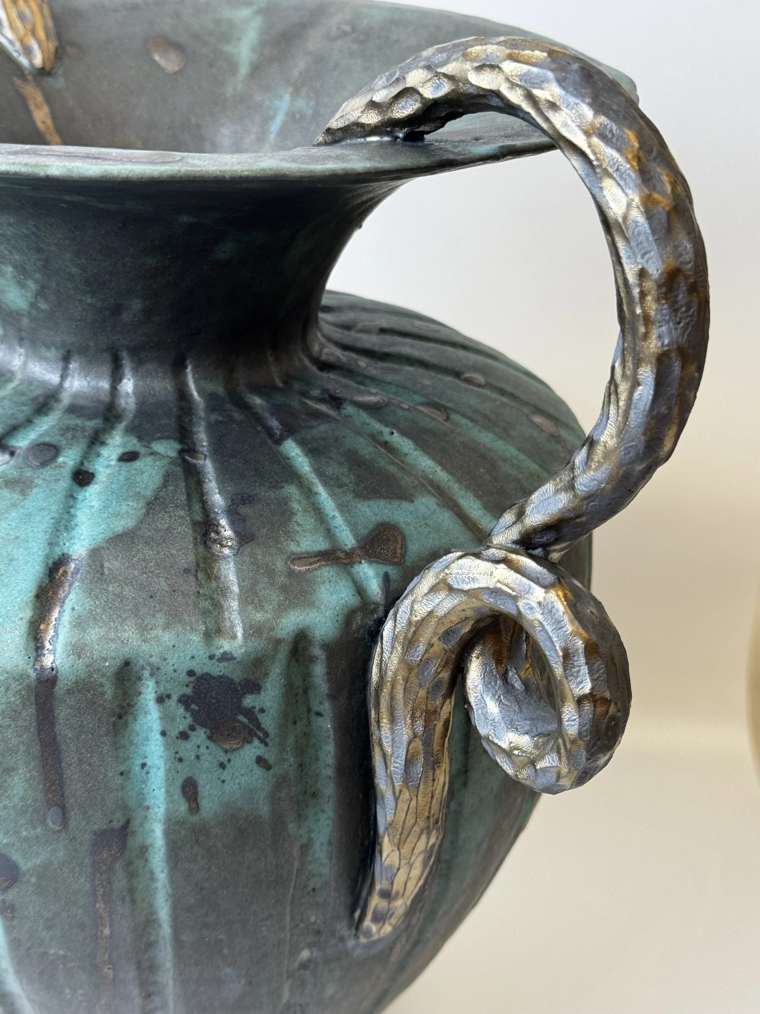vase-large-amphora-large-handles-stoneware-detail3.jpeg