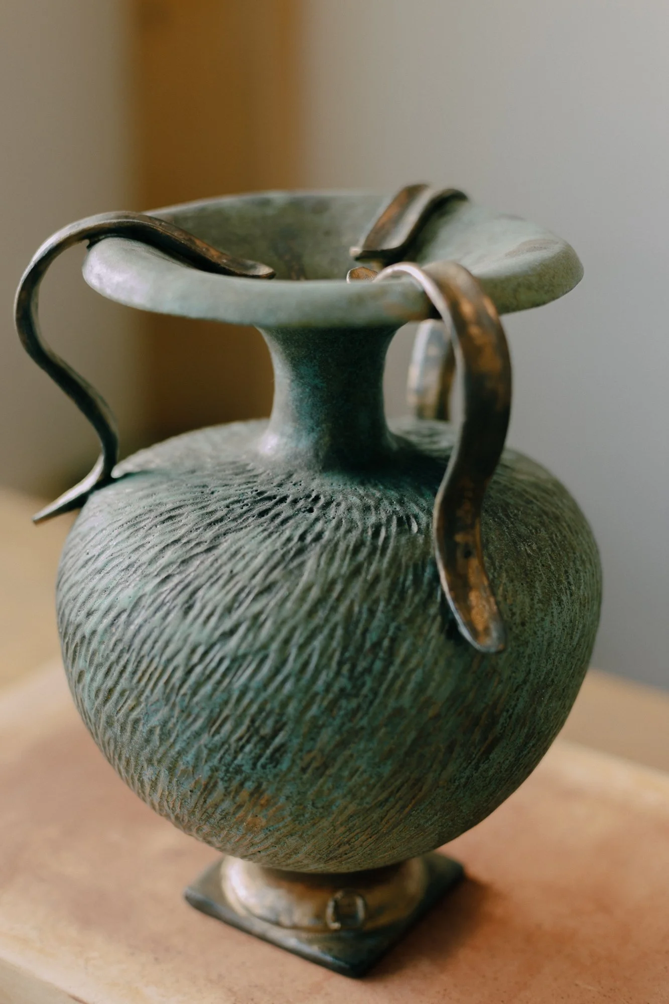 vase-hydria-three-handles-stoneware-detail-full3.jpg