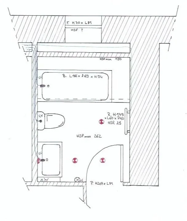 Plan d'une salle de bain avec une baignoire, un lavabo, une toilette, et diverses annotations techniques et dimensions.