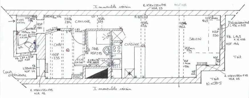 Plan d'un appartement montrant une entrée, un WC, un couloir, une chambre, une salle de bain, une cuisine et un salon, avec diverses annotations et dimensions.