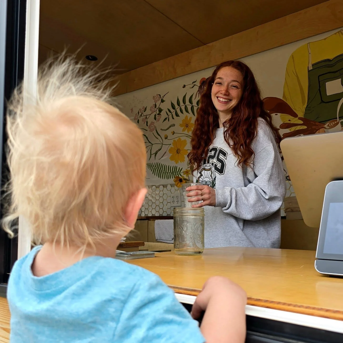 A wild haired Bowen is greeted by a stunning smiling Auzlynd! Bowen absolutely loves visiting his extended famiy and they love his visits too!!! 🤍