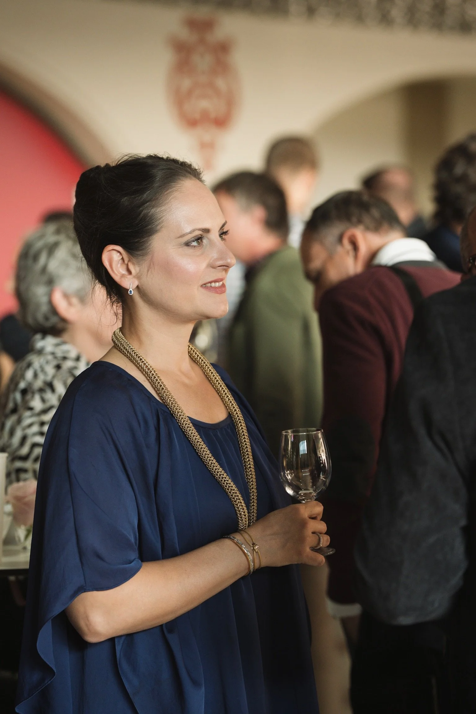 Bei der Verleihung des Grand Prix du Vin Suisse im Kursaal in Bern zusammen mit anderen Winzerinnen und Winzern im Gespräch.