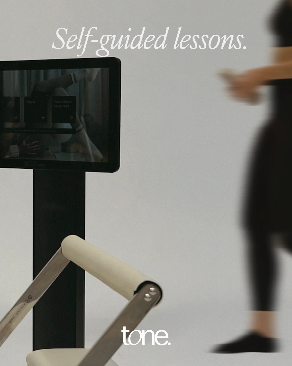 Pt&aacute;te se n&aacute;s, jak budou fungovat na&scaron;e self-guided reformer lekce, tak to pojďme shrnout.

Self-guided znamen&aacute;, že cvič&iacute;&scaron; ve sv&eacute;m tempu, bez instruktorky ve studiu, ale s jasn&yacute;m a srozumiteln&yac