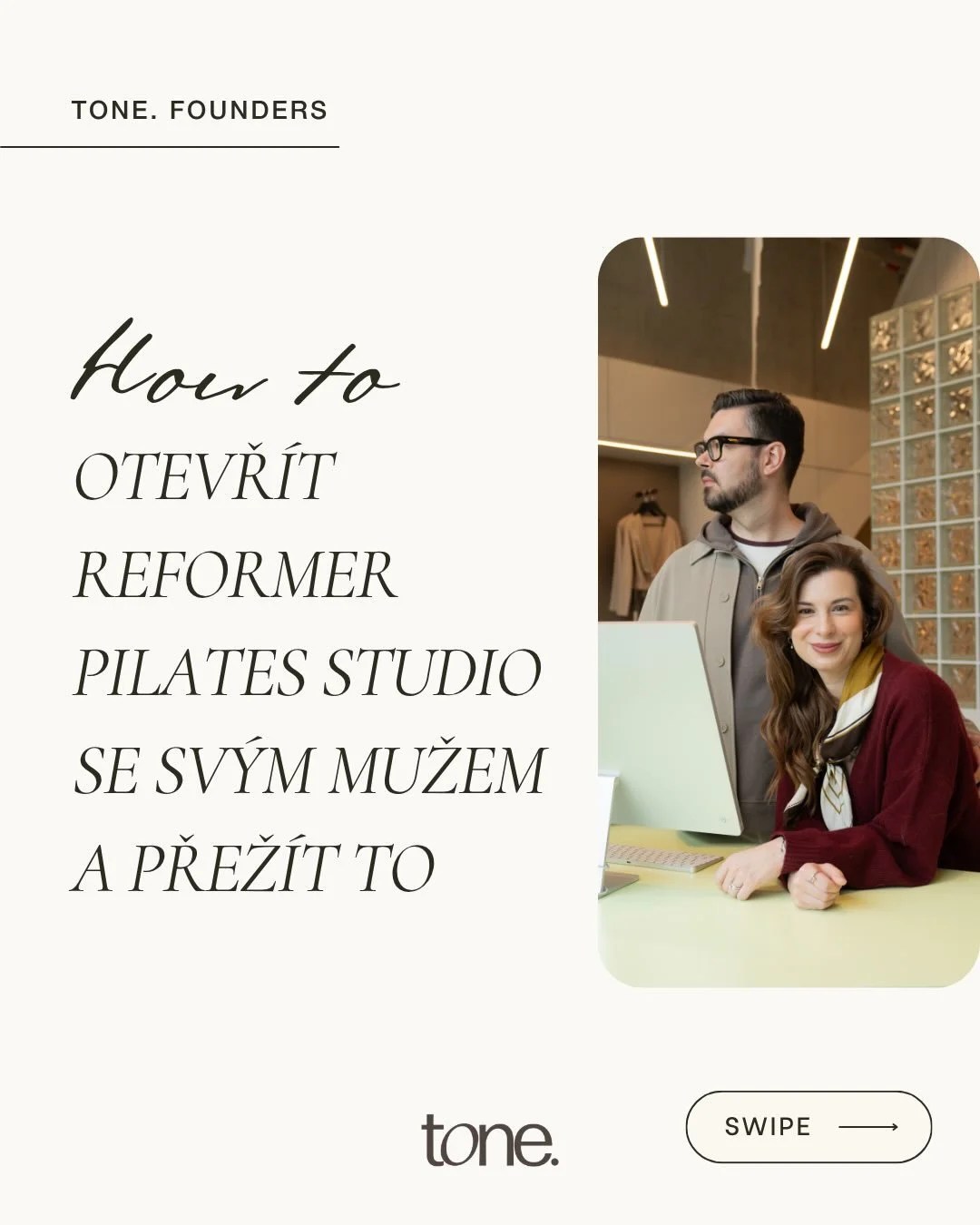 Otevř&iacute;t studio se sv&yacute;m mužem? Nikdo n&aacute;m neřekl že to bude jednoduch&eacute;. A upř&iacute;mně, taky nebylo. 🖤
Ale tady jsme.
Kl&aacute;ra a Adam. Spoluzakladatel&eacute; tone.

Kl&aacute;ra měla vizi &ndash; přesnou, jasnou, až 