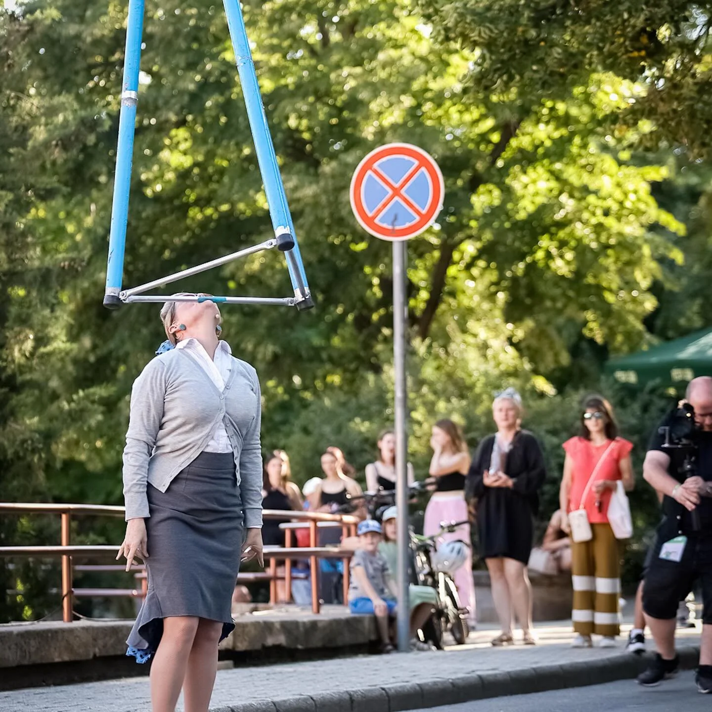 Action shots from Pecs, Hungary 🇭🇺 last summer. 
Great audiences that showed up in 35 degrees to watch us artists sweat it out. 

#maplestaplegun #streettheatre #p&eacute;cs #streetshow #hulahoops #comedy #clowning