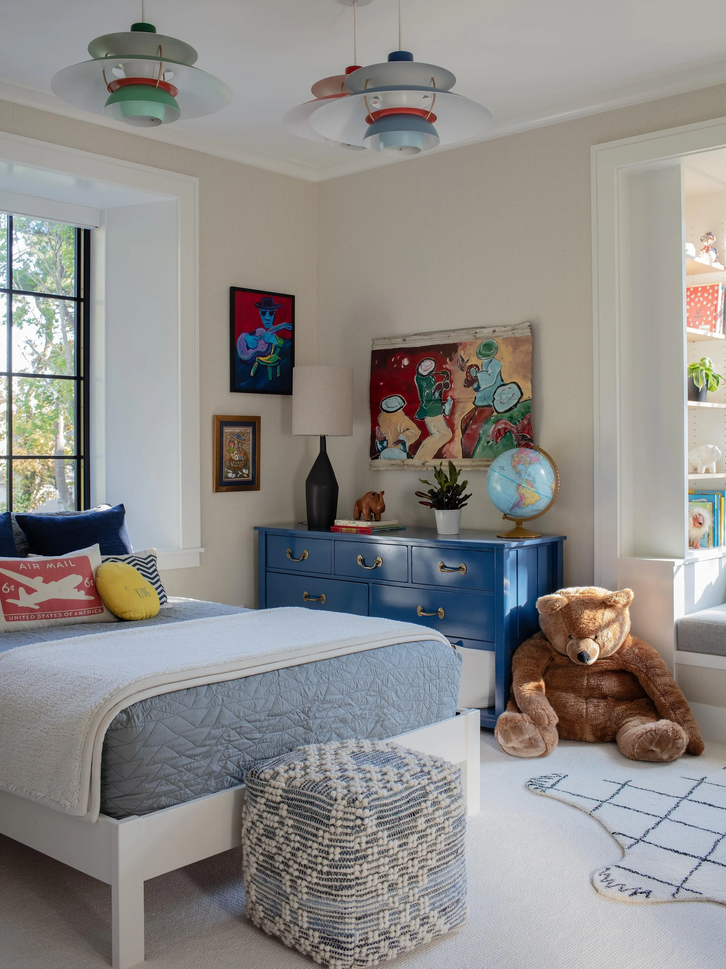 Designing for kids is always about flexibility. This room can evolve just as quickly as their interests do, which, at times, feels like every other day.

Project: #TheCambridgeArtFULLHome
Photographer: @michaeljleephotography
Architect: @crmpartners
