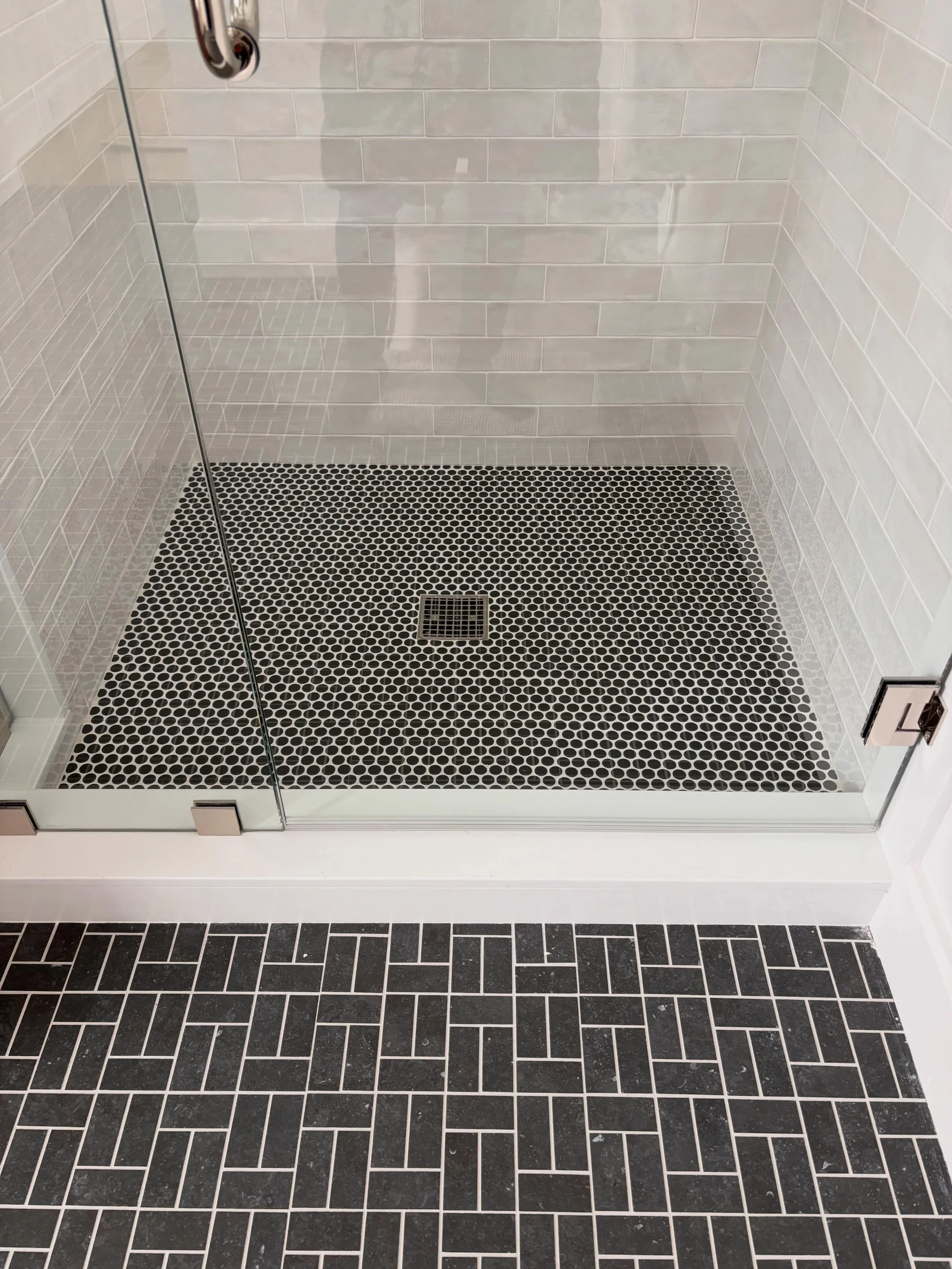 Black and white is far from boring. Playing with shapes and scale make this shower sing.