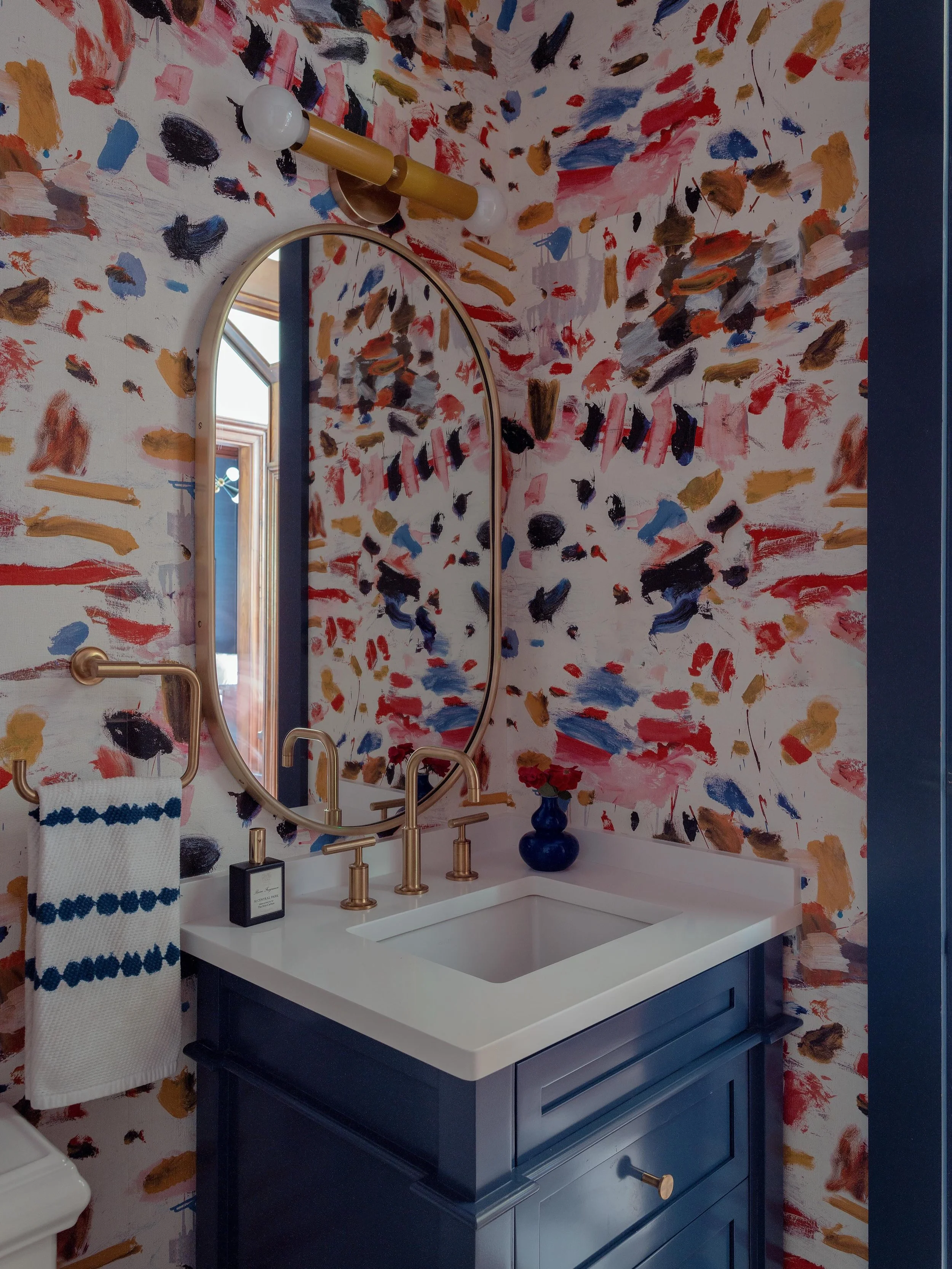Powder rooms are where I always say: take the risk. This one is layered, colorful, and unapologetically fun.

Project: #UpdatedHistoricHome
Photographer: @michaeljleephotography
Builder: @mbabuilders
