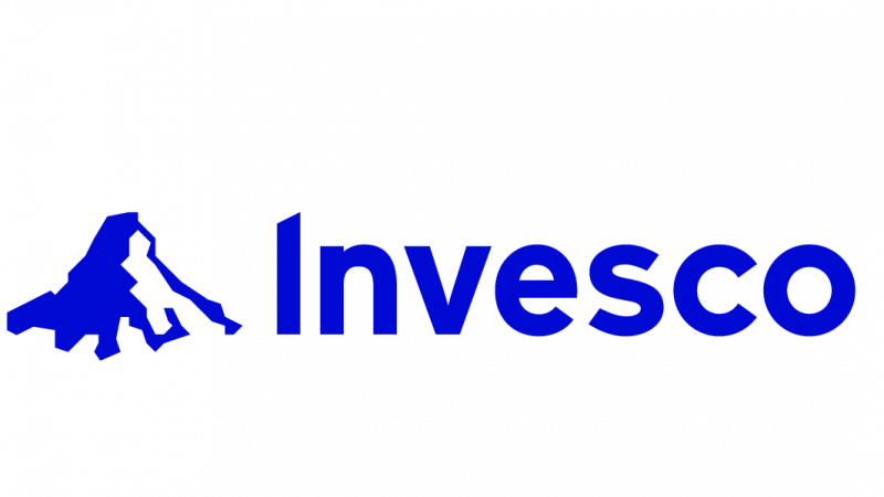 Logo d'Invesco avec une montagne stylisée en bleu à gauche.