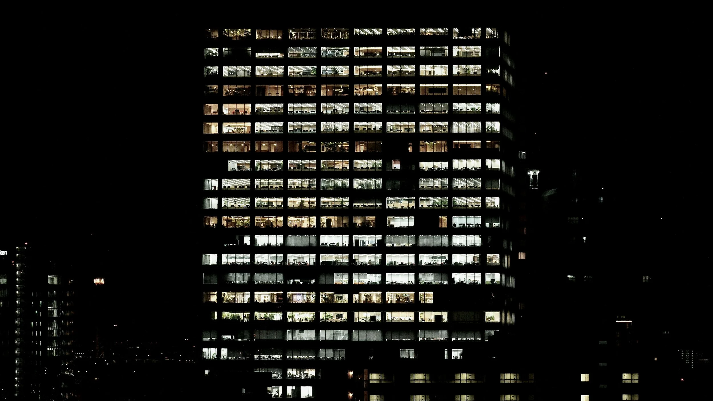 Immeuble de bureaux la nuit