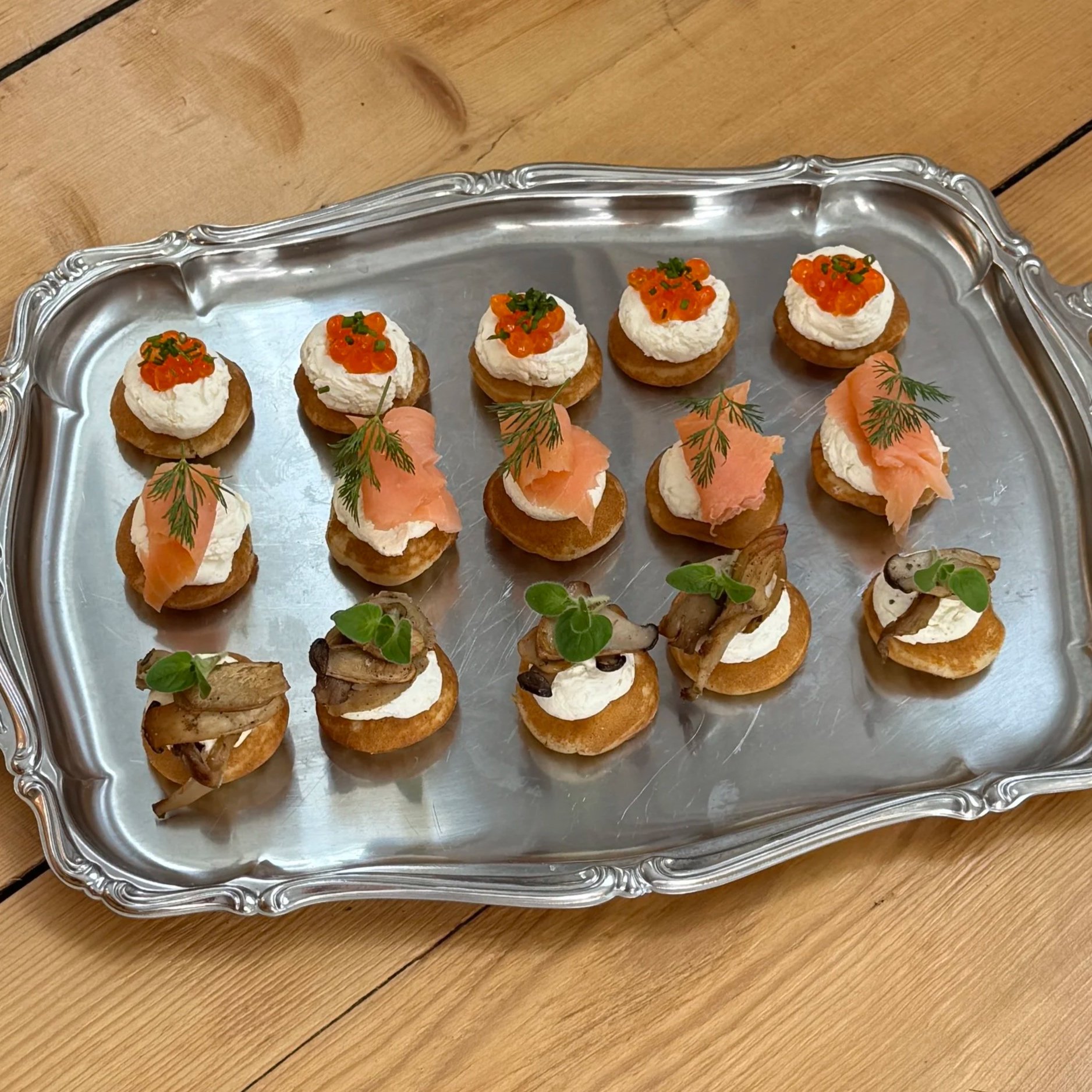 Tablett mit Blinis, Räucherlachs