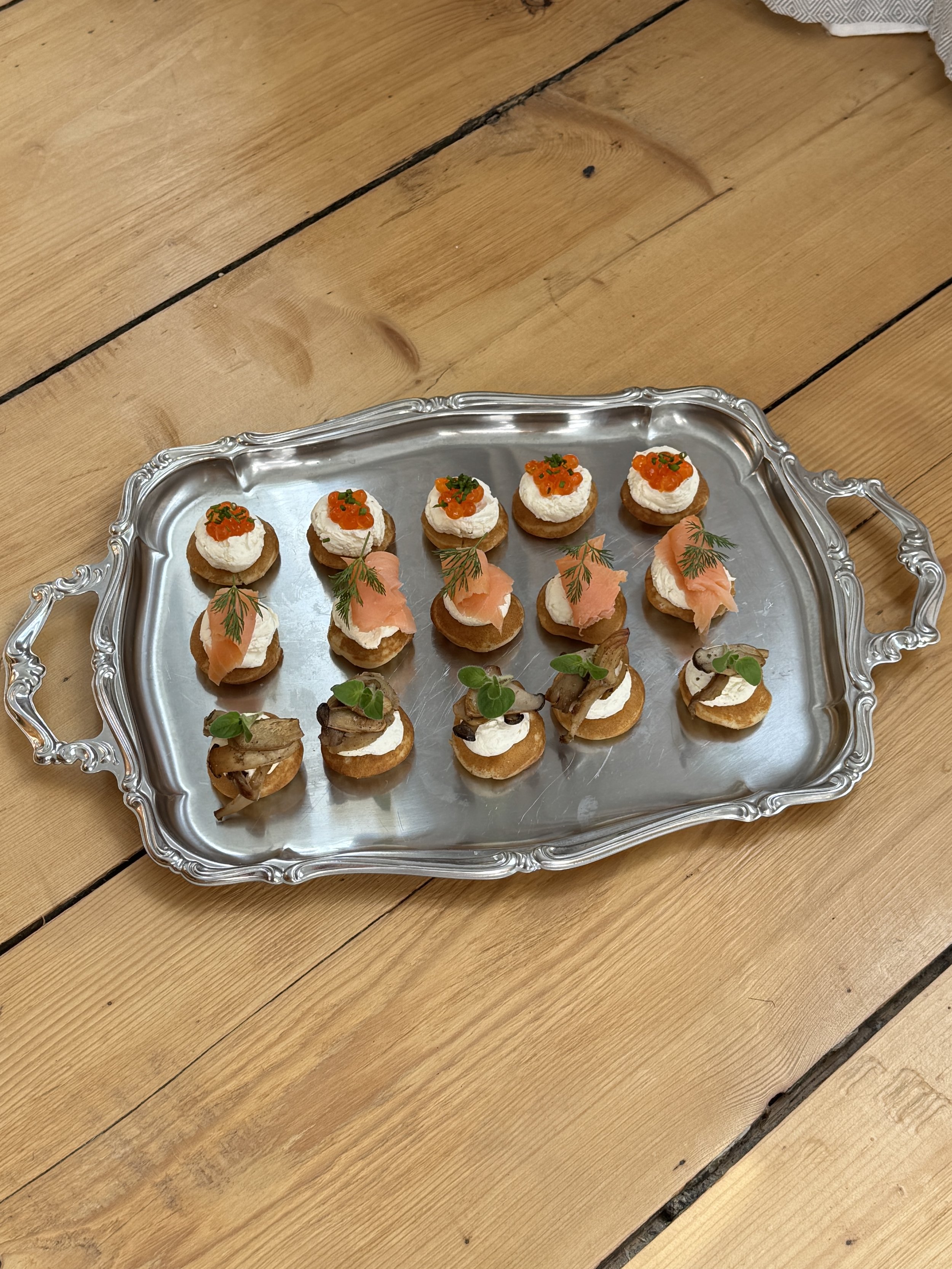 Tablett mit Blinis, Keta Kaviar, Räucherlachs, Dill