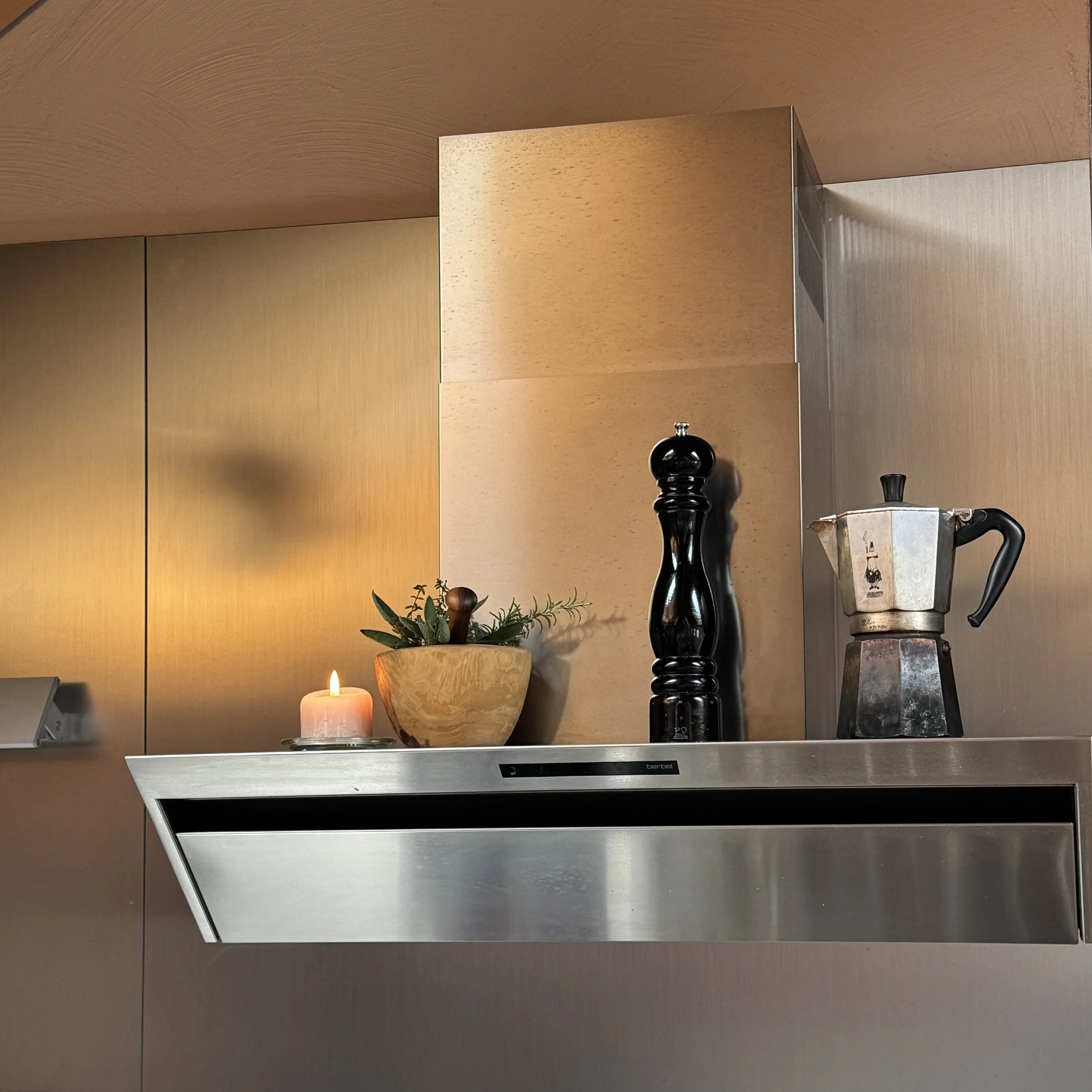 Edelstahlküche, Bialetti, Peugeot Pfeffermühle, Kräuter, Kerze