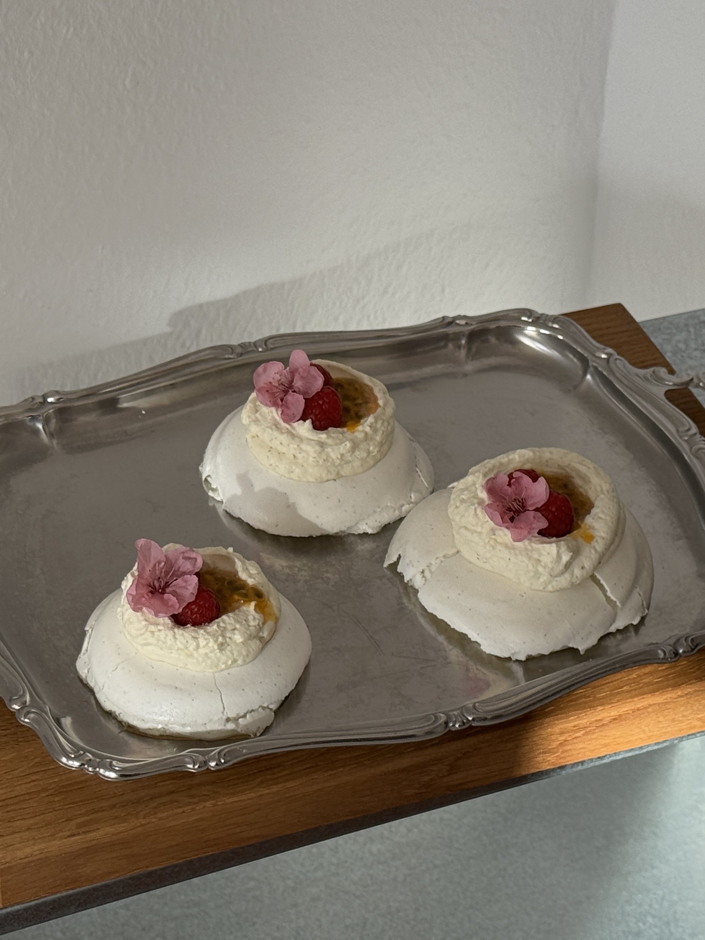Mini Pavlova mit Mascarpone, Blüten, Passionsfrucht